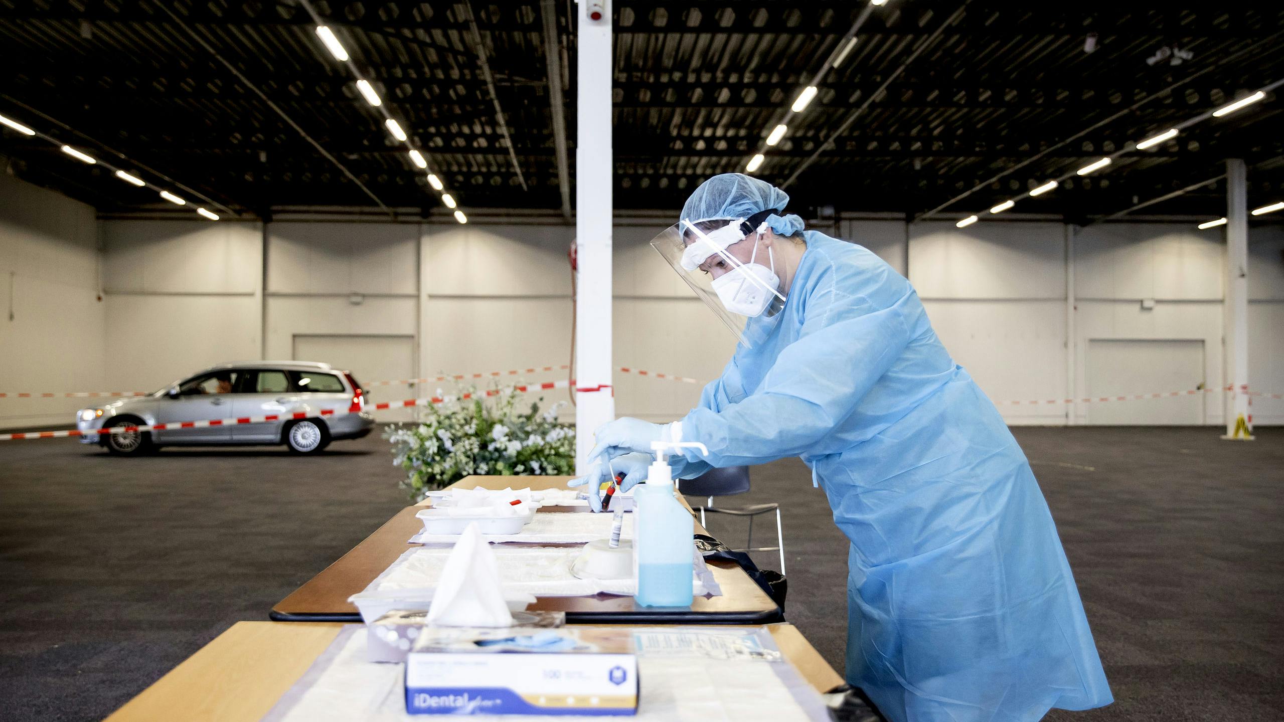 Medewerkers van de GGD Utrecht nemen coronatesten af in een teststraat in Houten.
