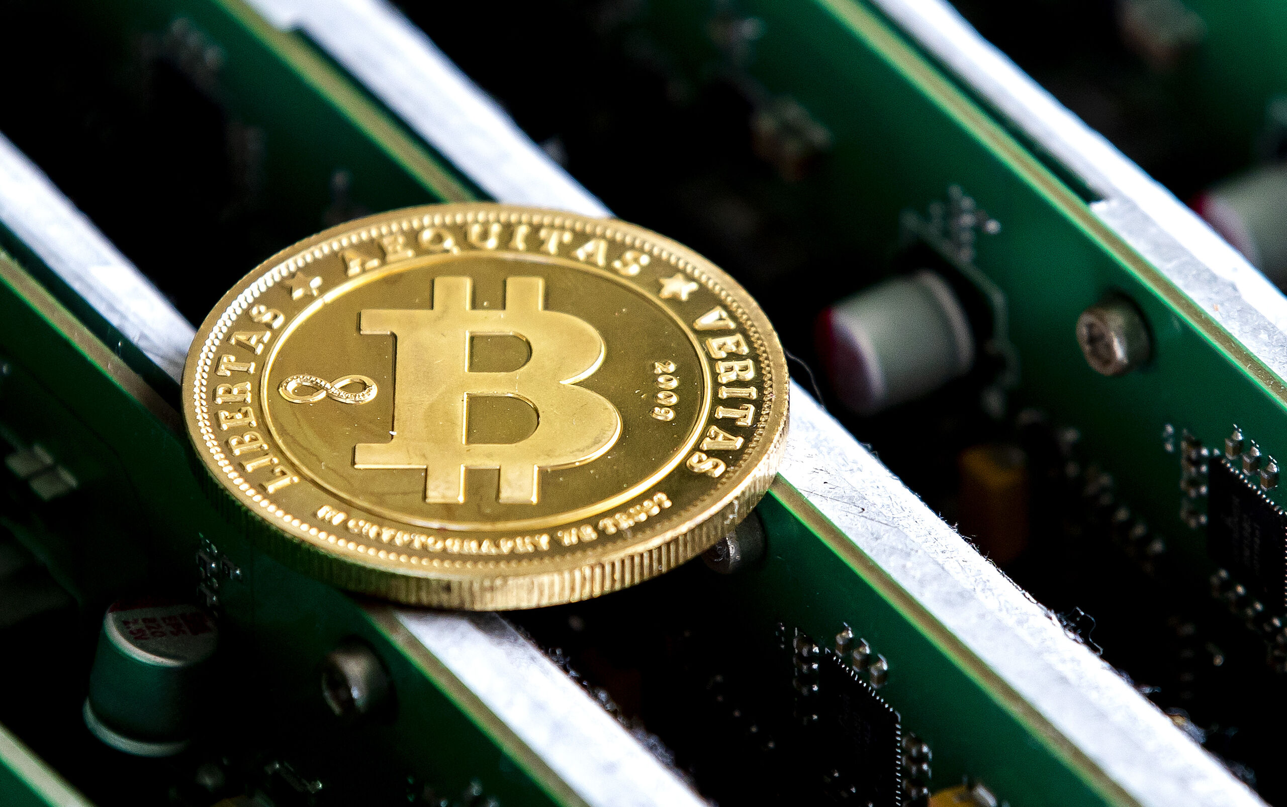 Een munt met daarop het bitcoinlogo