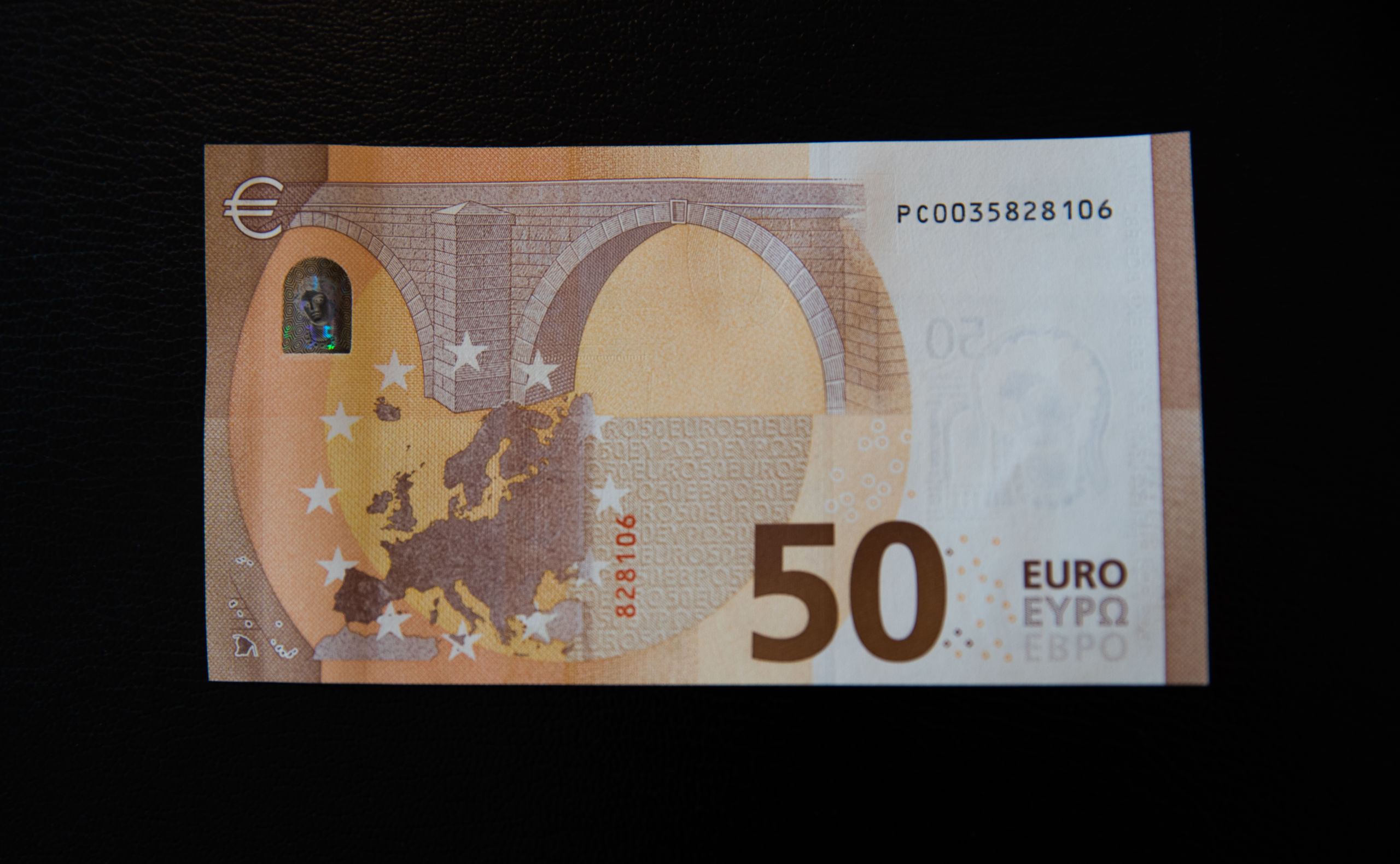 Het nieuwe bankbiljet van 50 euro dat vanaf 4 april door De Nederlandsche Bank wordt verspreid. Het biljet heeft een doorzichtig venster met daarin een hologram met het portret van de mythologische figuur Europa. Verder bevat het een smaragdgroen cijfer en een aantal nieuwe echtheidskenmerken. 