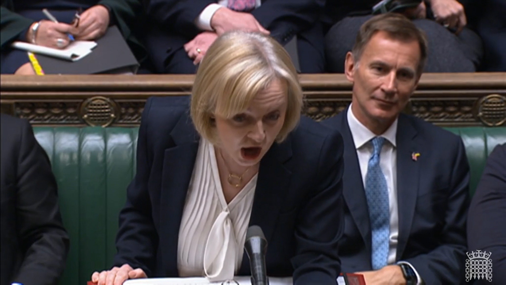De Britse premier Liz Truss heeft zich tijdens het wekelijkse vragenuurtje verdedigd tegen aanvallen van de oppositie. 