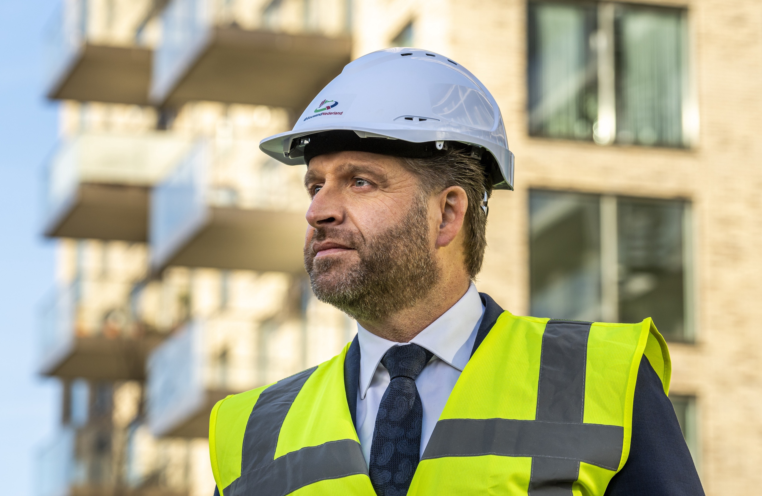 De Jonge expects a dip in housing construction next year, mainly due to migration, the demand for housing is growing faster than expected.  2024 therefore seems to be a disaster year for housing, because where more than ninety thousand homes were built last year, a drop to fifty percent is expected for next year. 
