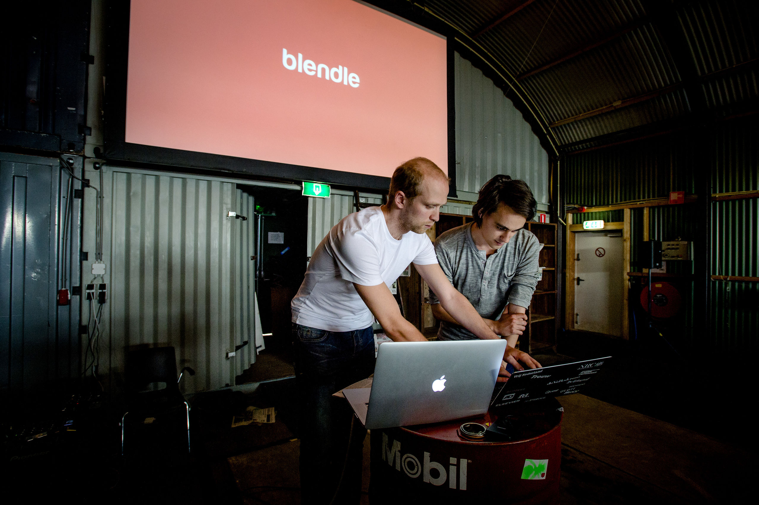 Alexander Klöpping (R) en mede-oprichter Marten Blankesteijn (L) tijdens de lancering van Blendle in 2014.
