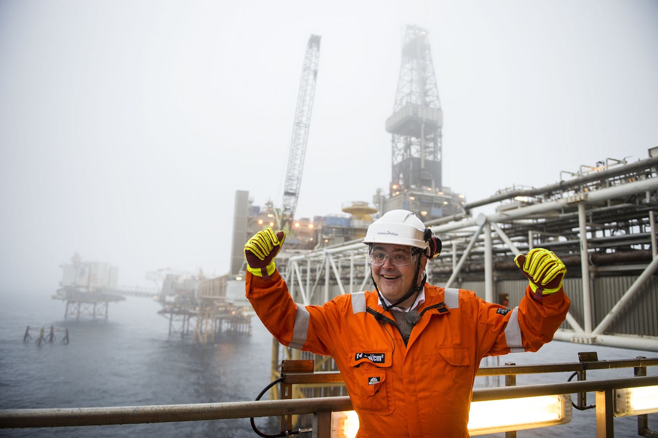 De Noorse minister van Olie en Energie Kjell-Borge Freiberg is op bezoek op een olieveld in de Noordzee bij Noorwegen.