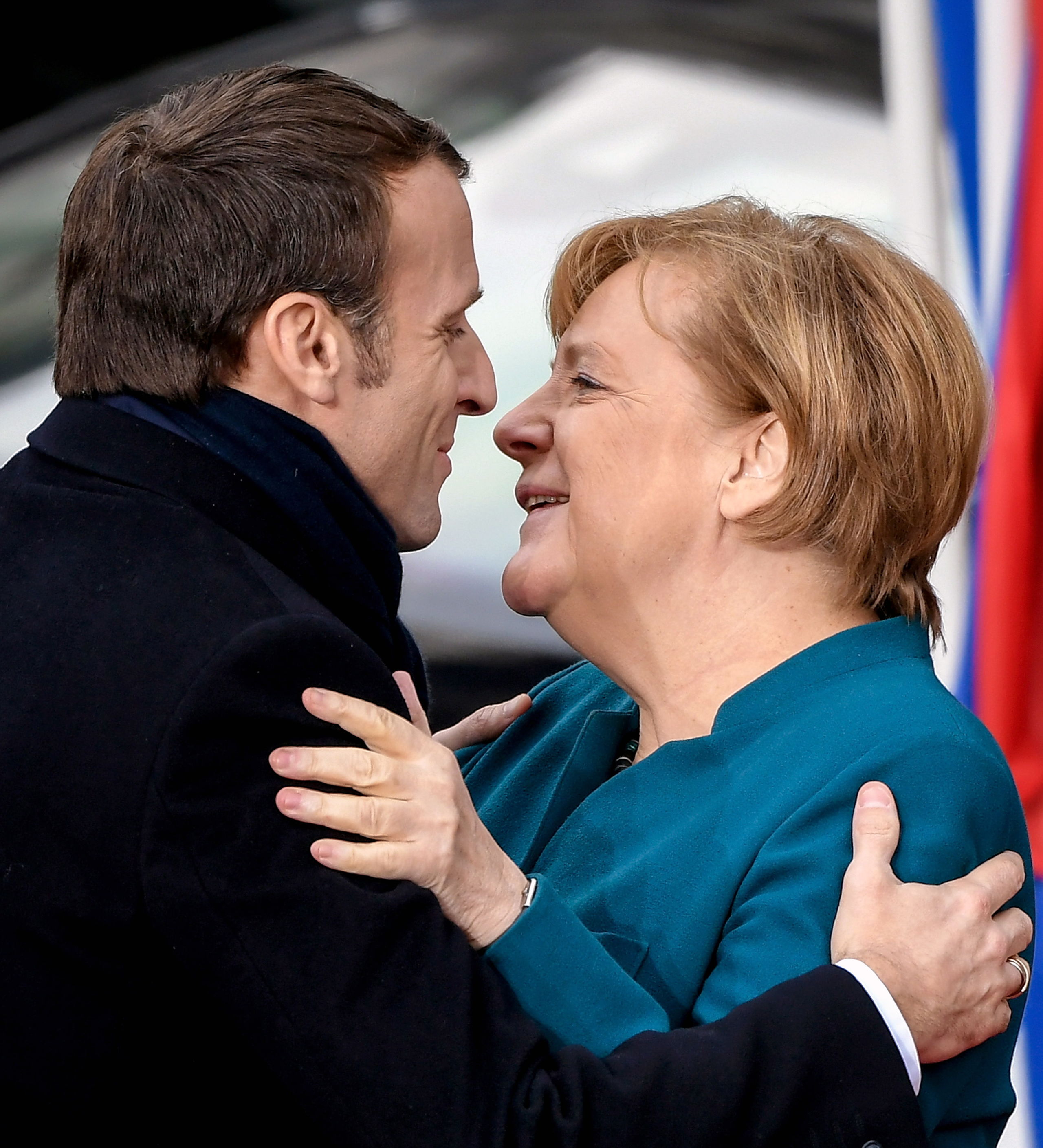 2019-01-22 10:45:59 epa07309228 German Chancellor Angela Merkel (R) and French President Emmanuel Macron (L) greet each other as they arrive for the signing of a new Franco-German friendship treaty in Aachen, Germany, 22 January 2019. President Macron and Chancellor Merkel signed a new friendship treaty, intended to supplement the 1963 Elysee Treaty, pledging to provide deeper economic and defense ties and commitment to the EU.  EPA/SASCHA STEINBACH