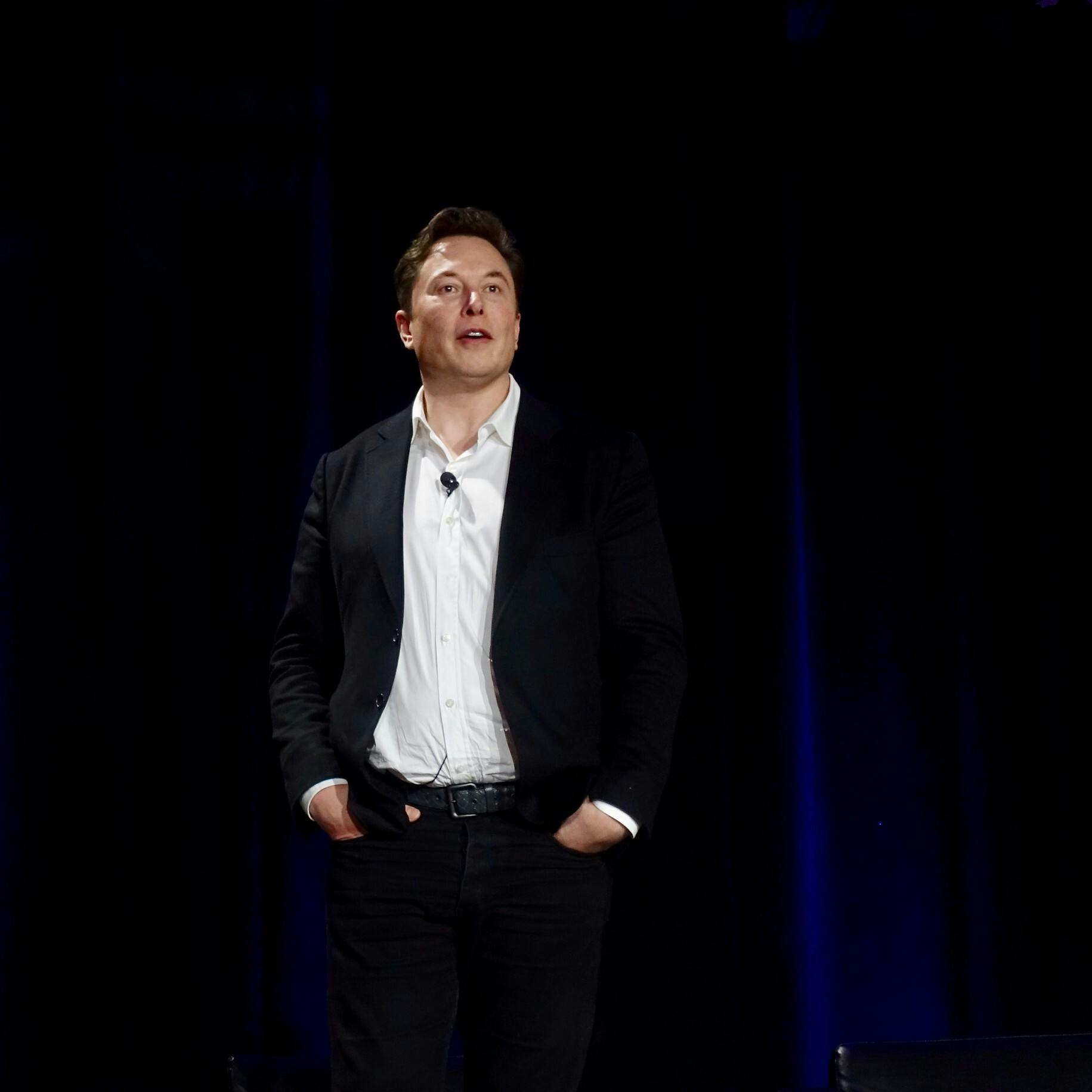 Musk wil commerciële en politieke Twittergebruikers laten betalen 