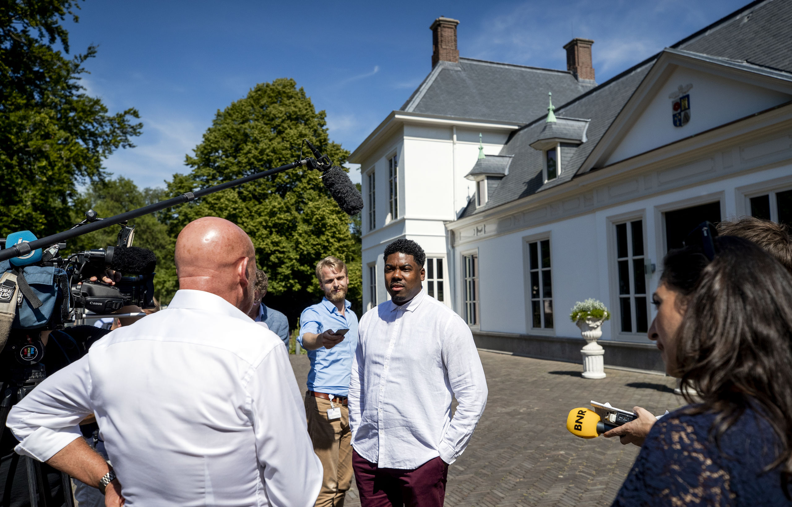 Gideon Everduim staat de pers te woord op het Catshuis