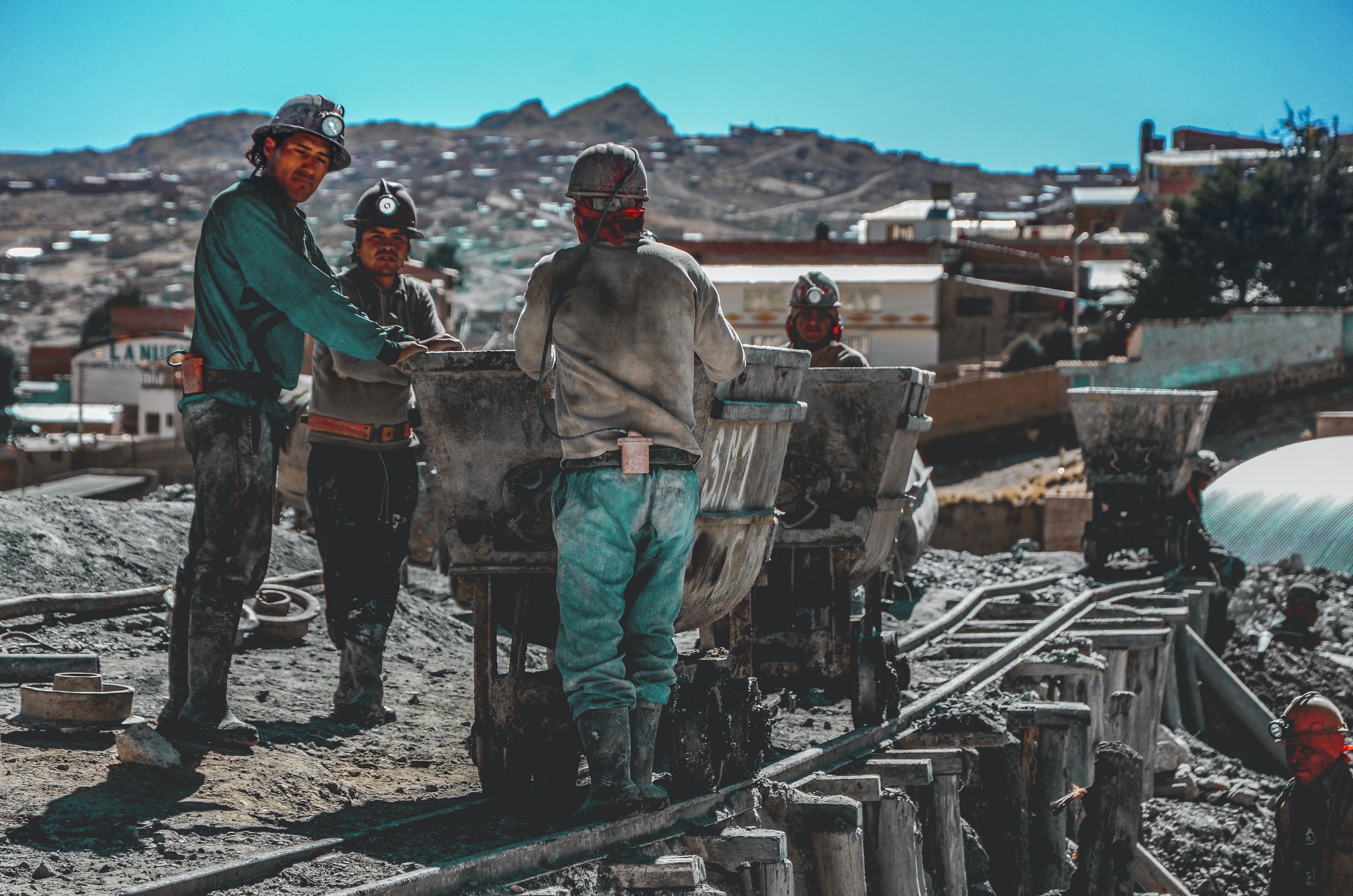 La pénurie de personnel hautement qualifié comme les ingénieurs miniers peut freiner la transition énergétique, car elle entrave l'extraction de métaux importants comme le nickel et le cuivre.