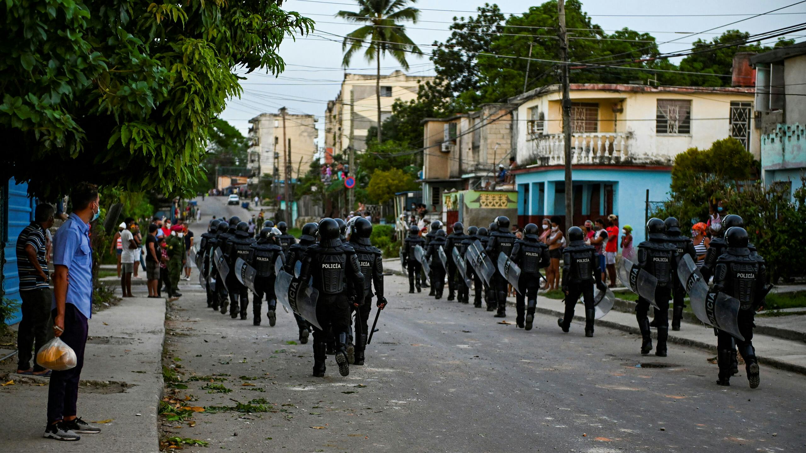 De ordepolitie treedt hard op tijdens de demonstraties in Cuba.