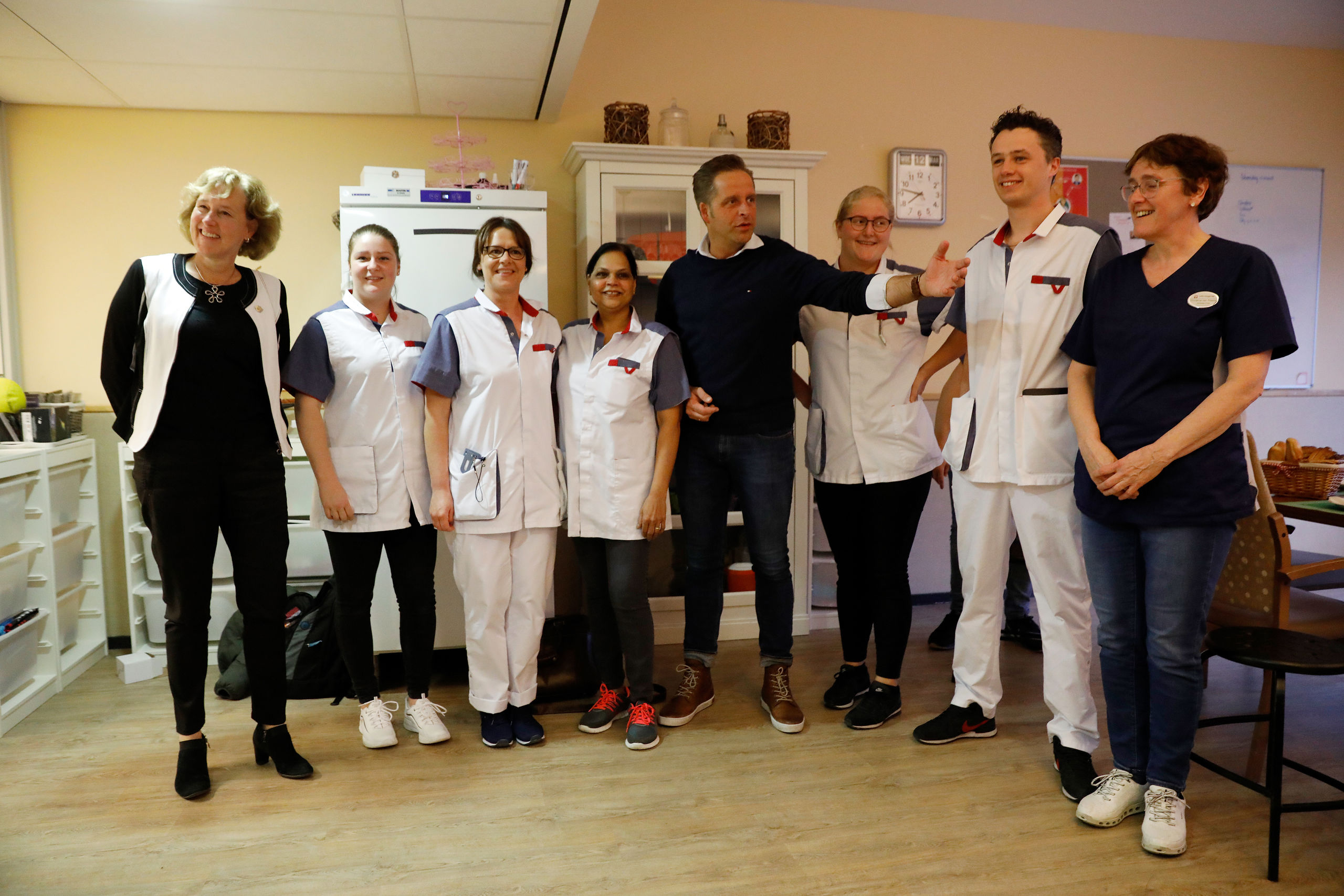 Vicepremier en minister Hugo de Jonge (Volksgezondheid, Welzijn en Sport) tijdens een bezoek aan de Lelie zorggroep. Hij verraste verpleegkundigen met een ontbijt. 