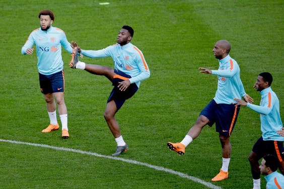 Timothy Fosu-Mensah tussen Ryan Babel en Tonny Vilhena in training bij Oranje