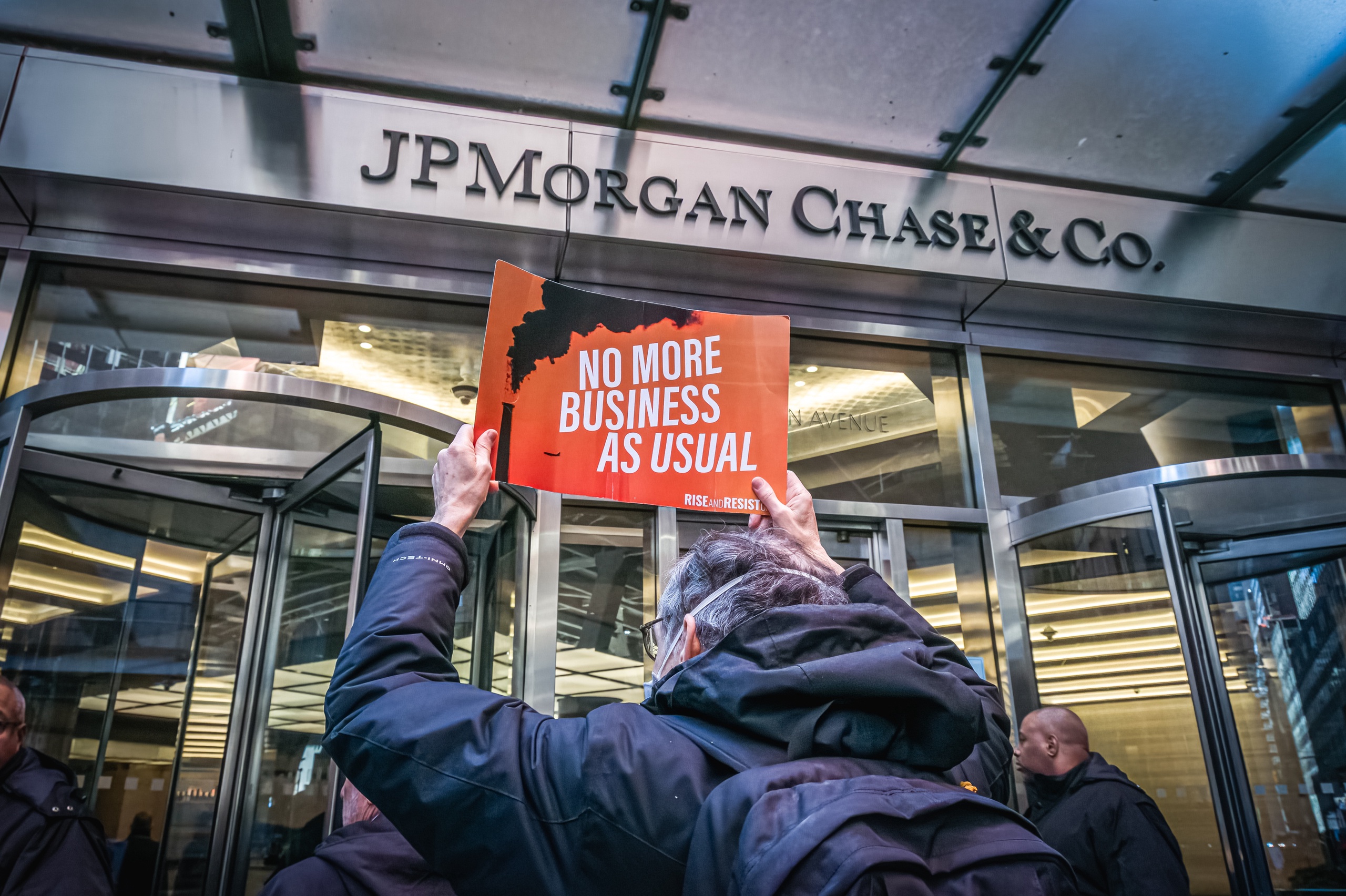 Mede als gevolg van de hogere rentes heeft de Amerikaanse zakenbank JPMorgan ruim 50 procent meer winst behaald. 