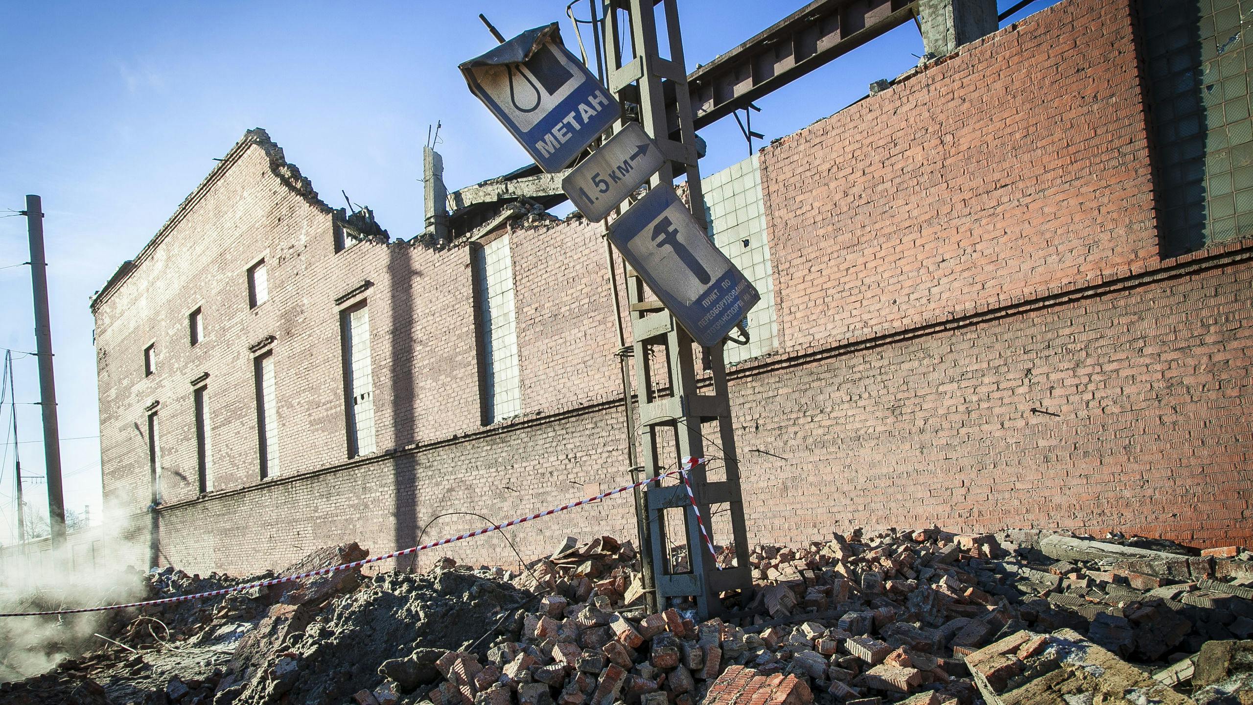 Een door de meteorietinslag beschadigde zinkfabriek in het Russische Chelyabinsk. Photo by OLEG KARGOPOLOV / 74.RU / AFP