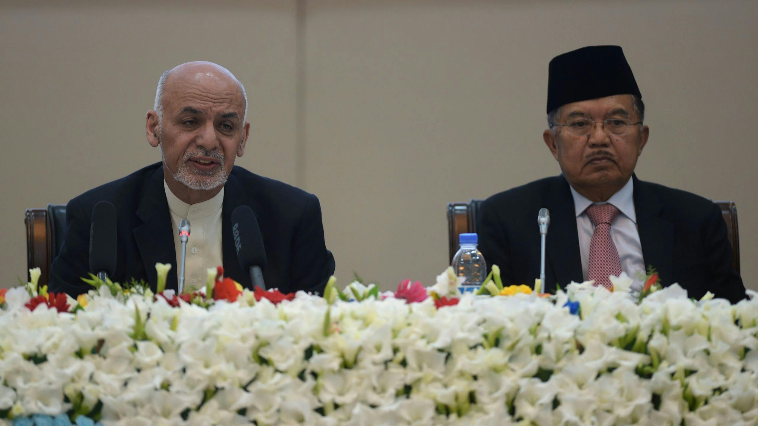 De Afghaanse president Ashraf Ghani (L) vandaag tijdens de Kabul Process conference.