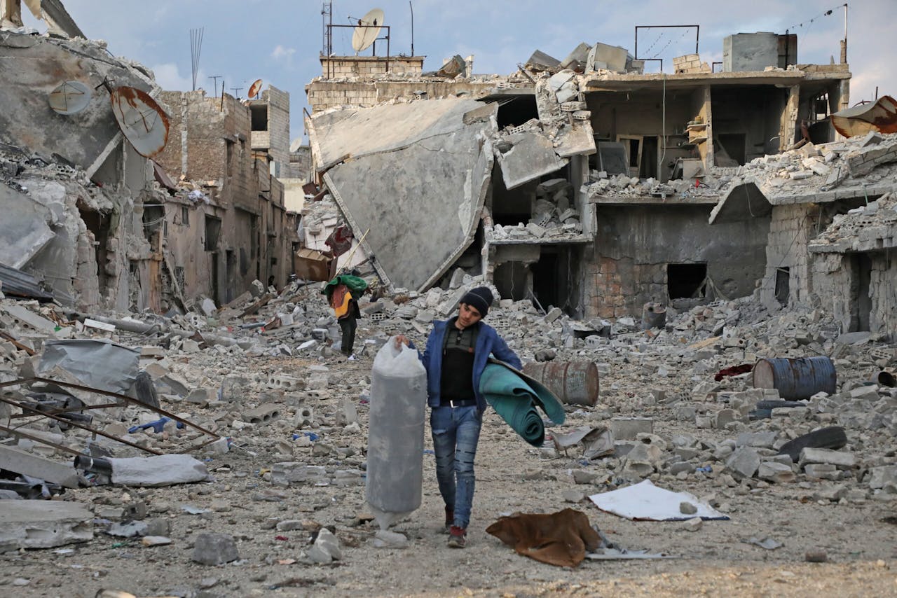 Bewoners verzamelen hun bezittingen in de provincie Aleppo.