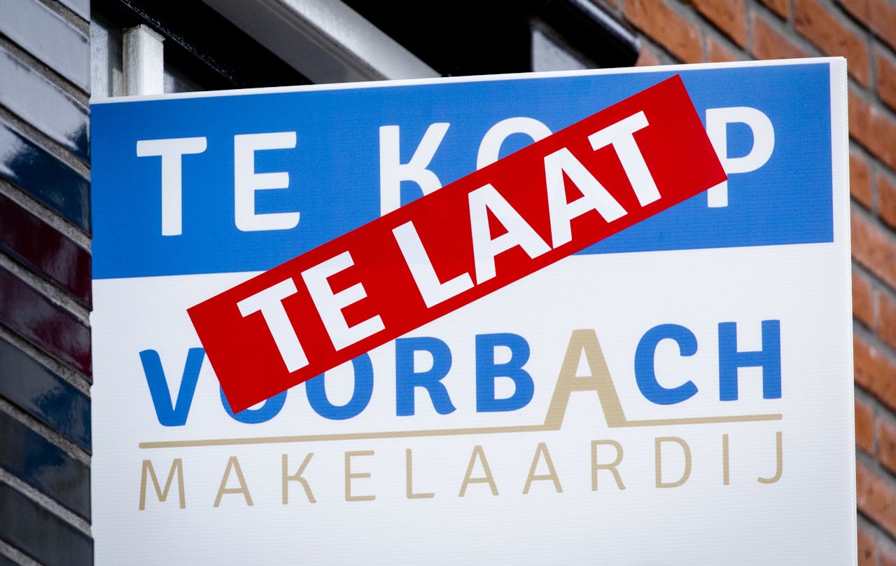 Verkochte huizen in de Amersfoortse wijk Vathorst. De krapte op de Nederlandse woningmarkt is in het vierde kwartaal van vorig jaar verder toegenomen.