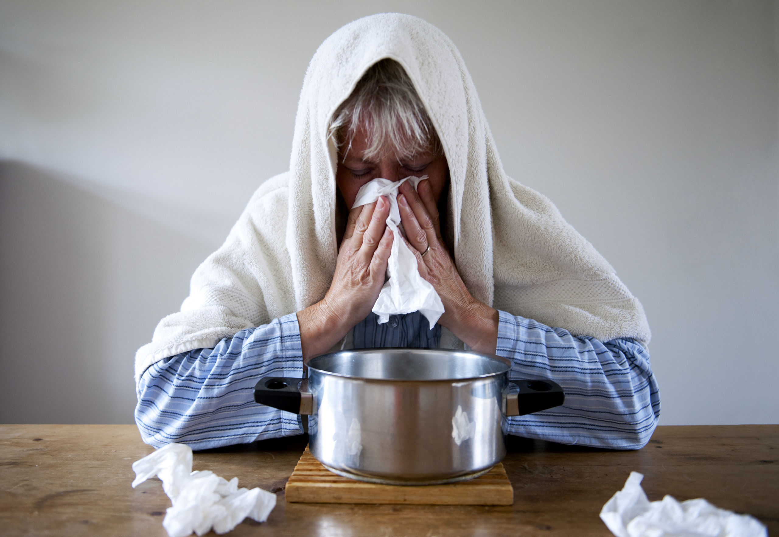 Een vrouw met griep stoomt