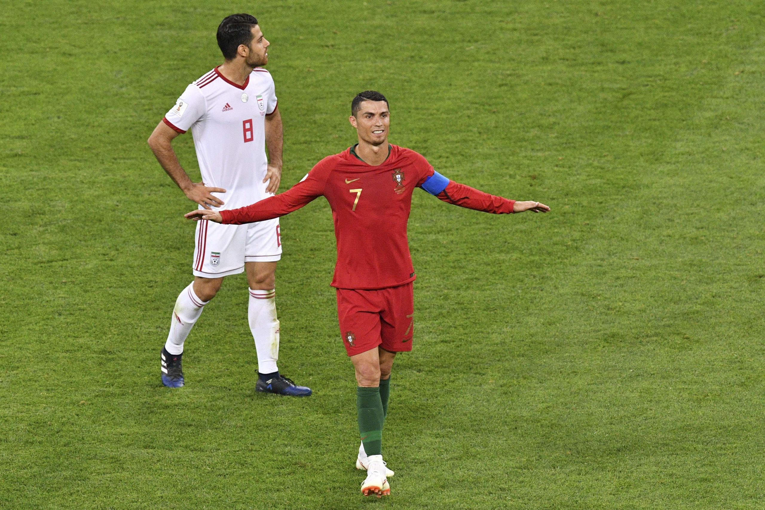 Christiano Ronaldo en zijn tegenspeler Morteza Pouraliganji 