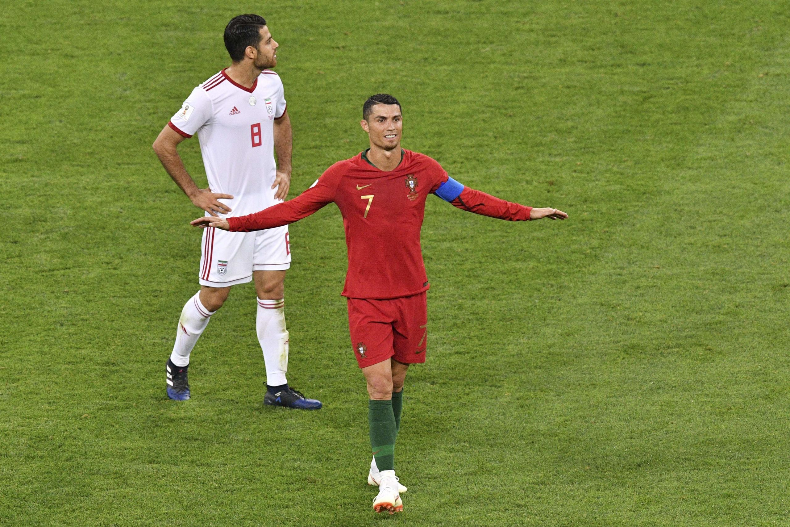Christiano Ronaldo en zijn tegenspeler Morteza Pouraliganji