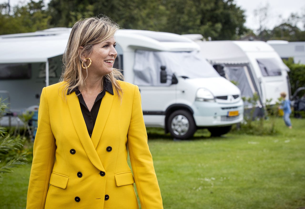 OOSTKAPELLE - Ook de Koninklijke Familie houdt van campers. Koningin Maxima bezoekt camping Ons Buiten. De koningin brengt een werkbezoek aan de toeristische sector in de provincie Zeeland.