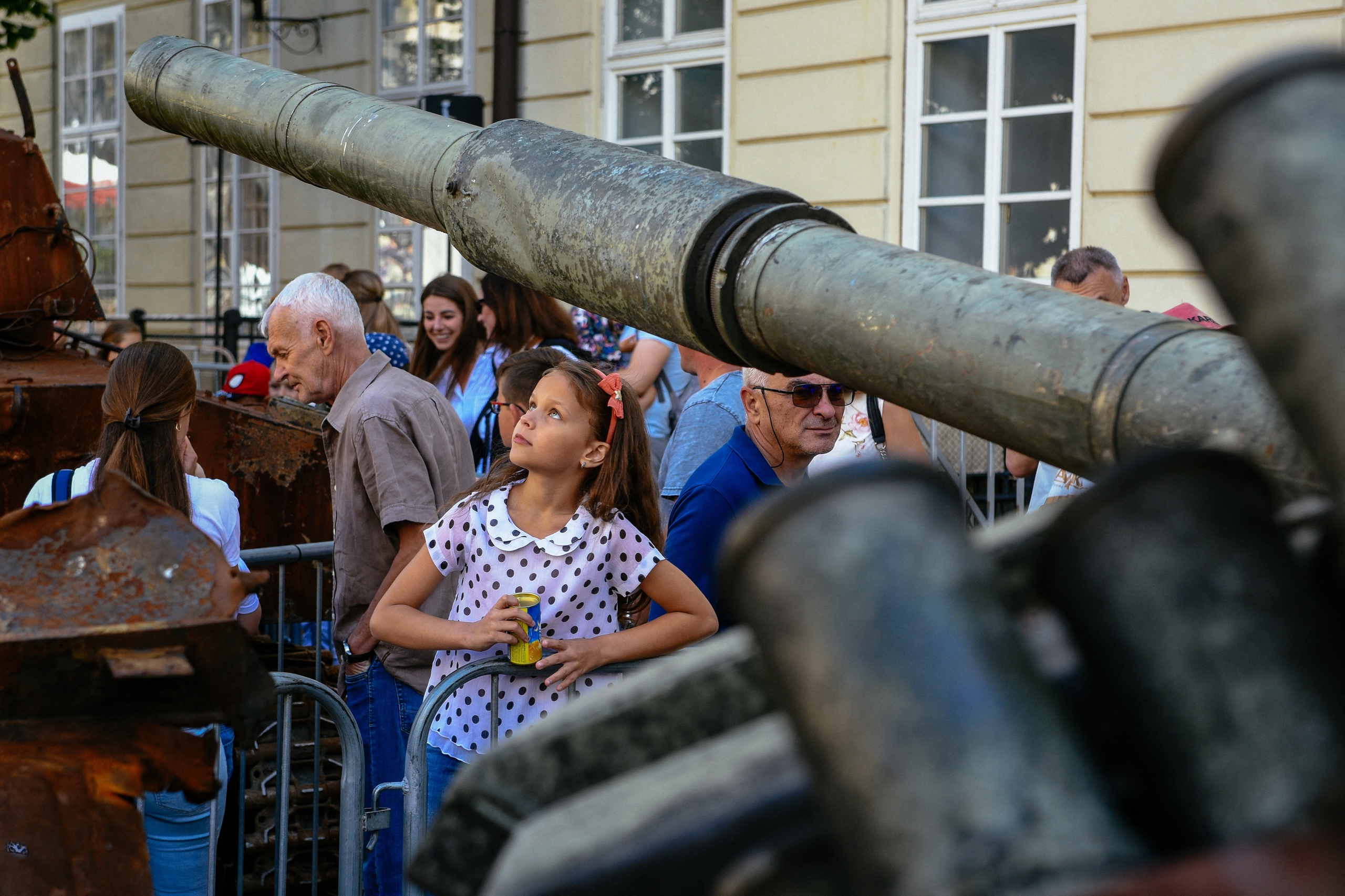 Een meisje kijkt naar Russische wapens die door het Oekraïense leger zijn vernietigd, bij een tentoonstelling in Lviv.