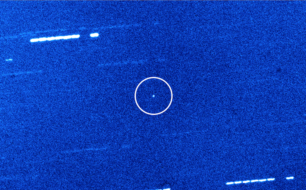 Het interstellaire voorwerp 'Oumuamua in de cirkel.