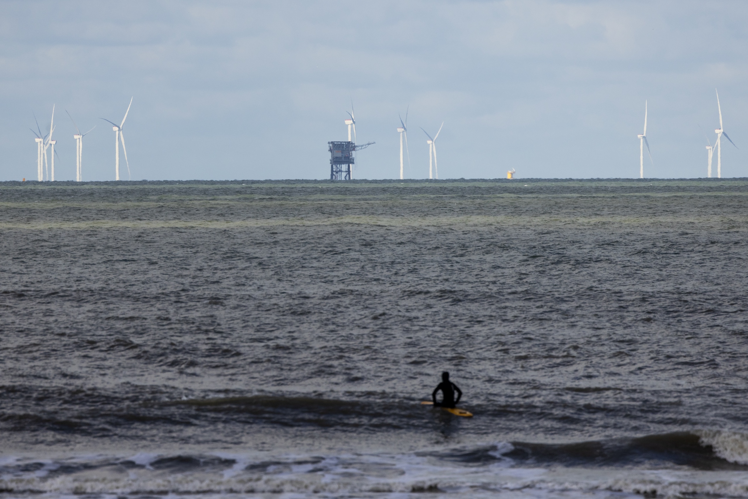 Nederland gaat op de Noordzee met behulp van windmolens groene waterstof produceren. De waterstoffabriek wordt ten noorden van de Waddeneilanden gebouwd en moet over zo'n acht jaar klaar zijn voor gebruik.