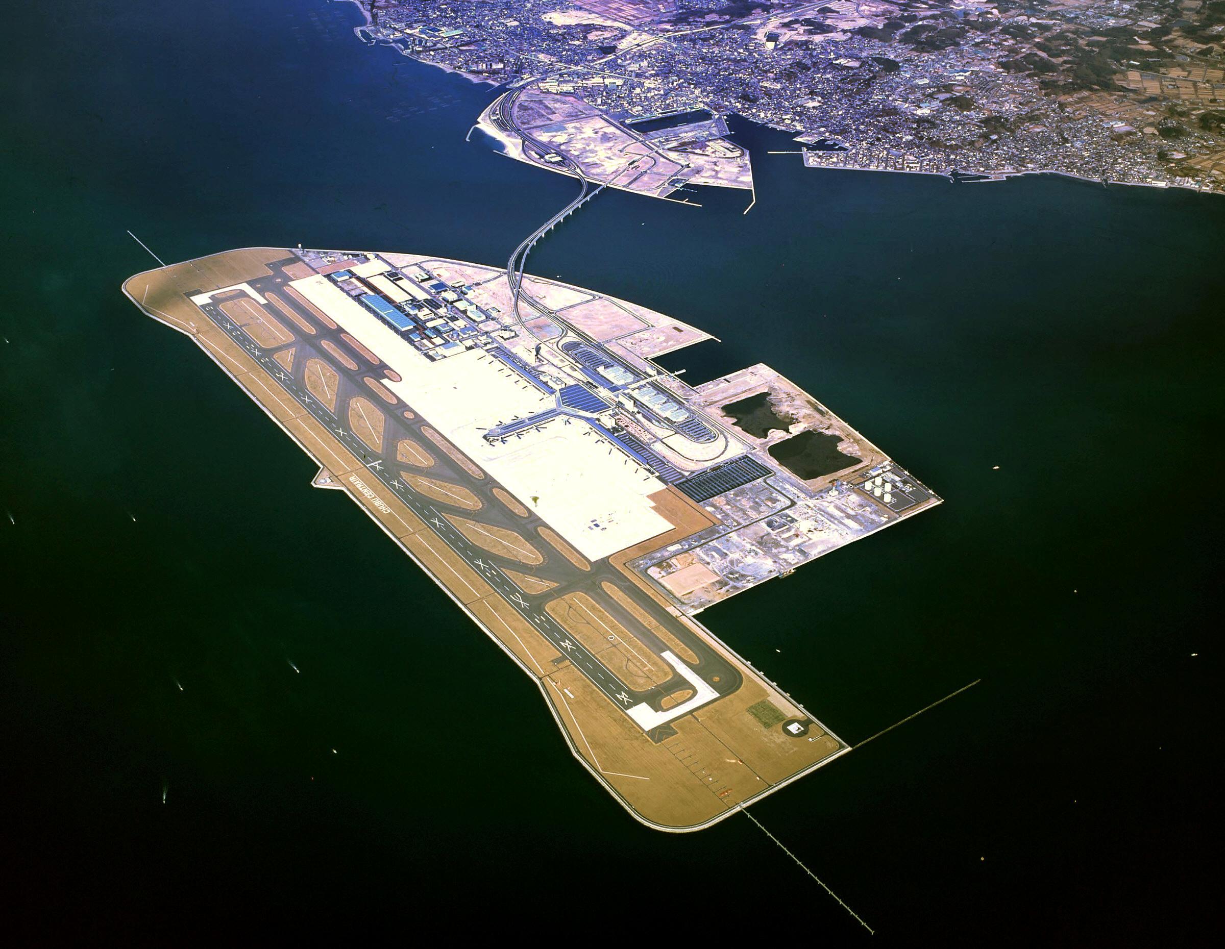 Chubu Centrair International Airport (NGO) in Japan is één van de weinige luchthavens op zee. De Tweede Kamer bespreekt het plan om Schiphol naar de Noordzee te verplaatsen