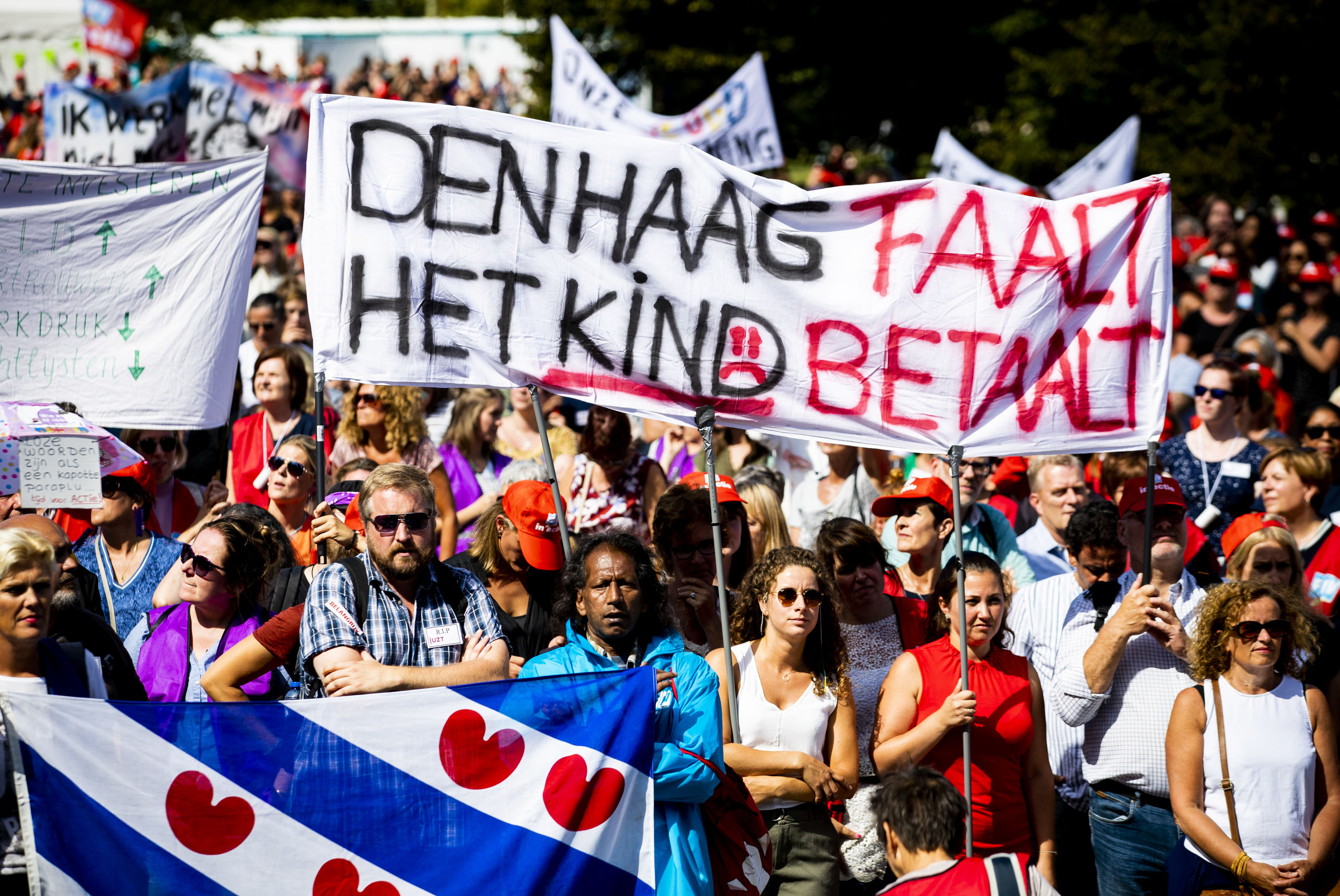 DEN HAAG - Jeugdzorgwerkers staken voor het eerst in de Nederlandse geschiedenis vanwege crisis in de jeugdzorg. De medewerkers eisen meer geld voor jeugdzorg, minder administratiedruk, een einde aan de inkoopwaanzin en fatsoenlijke arbeidsvoorwaarden voor de 30.000 jeugdzorgwerkers. 