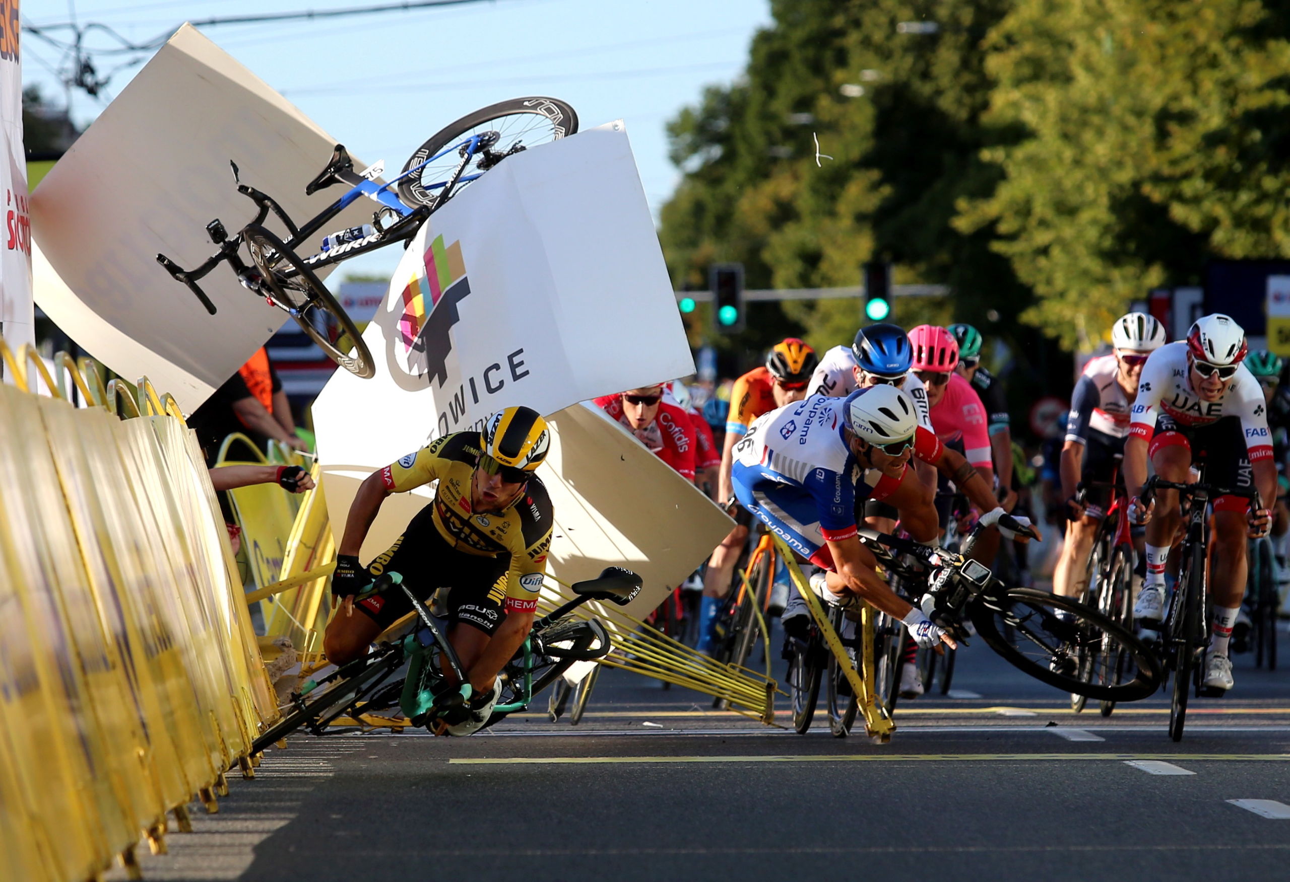 Dylan Groenewegen (Gele trui) van Jumbo-Visma valt vlak voor de finish, na een botsing met Fabio Jakobsen van Deceuninck-Quick-Step. De fiets van Jakobsen (linksboven in beeld) is nog te zien.