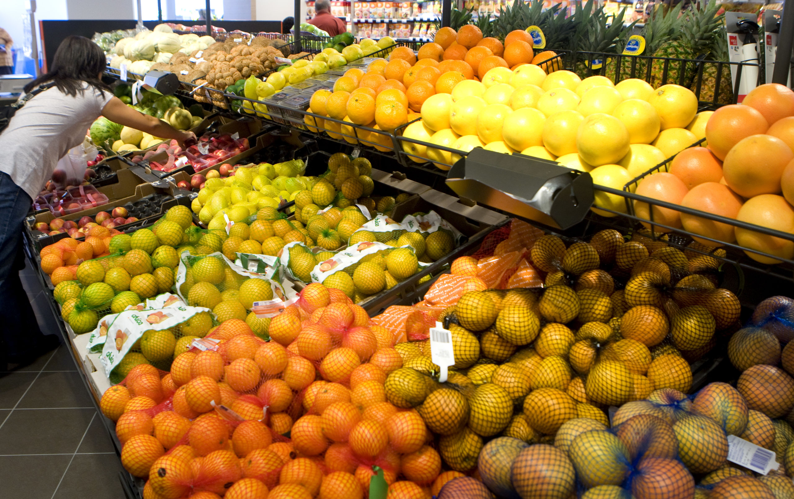 Hoofddorp - Fruits bij een vestiging van Albert Heijn in Hoofddorp.