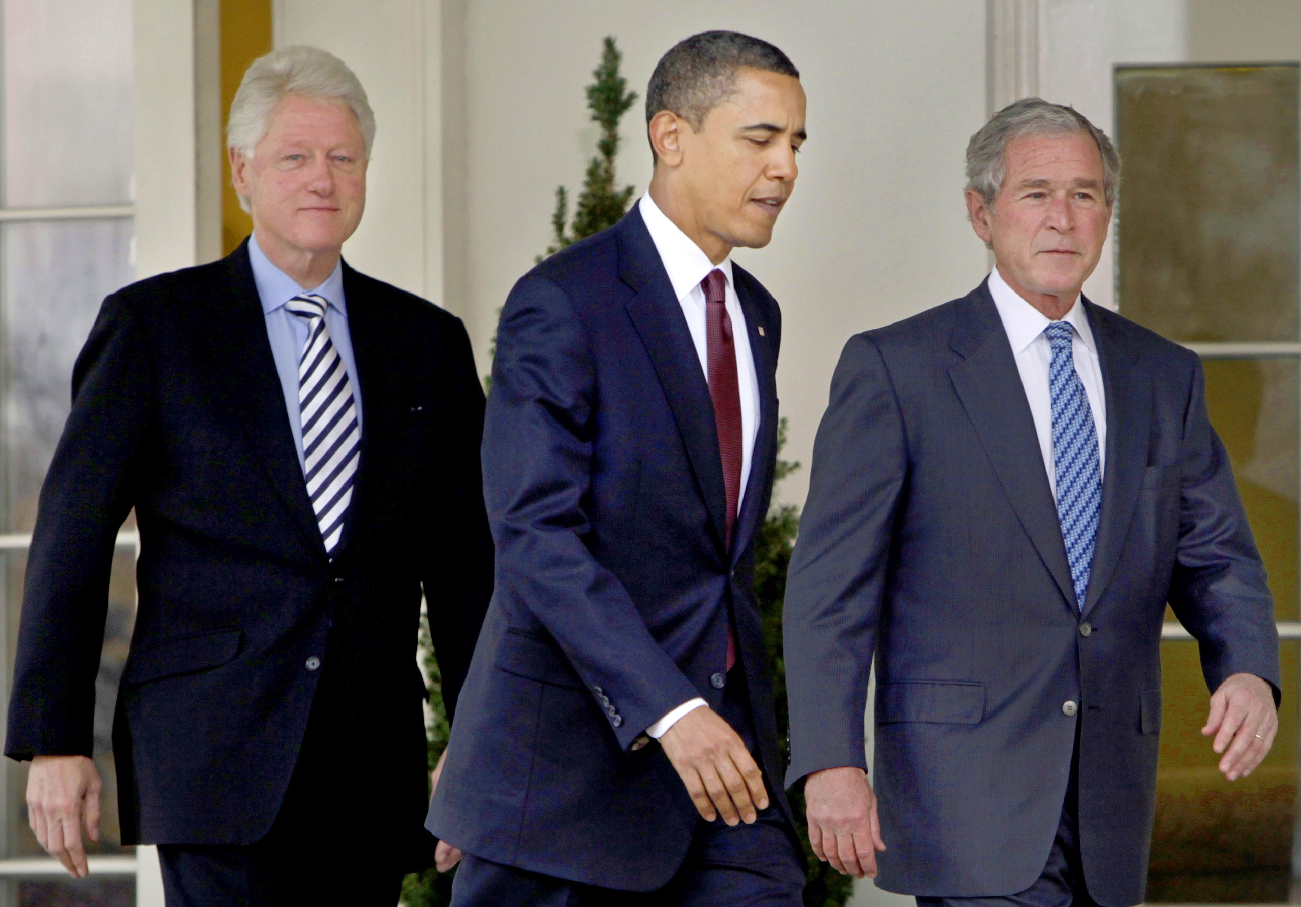 Bill Clinton, George Bush en Barack Obama is verzocht om na te gaan of er nog geheime regeringsdocumenten in hun bezit zijn.
