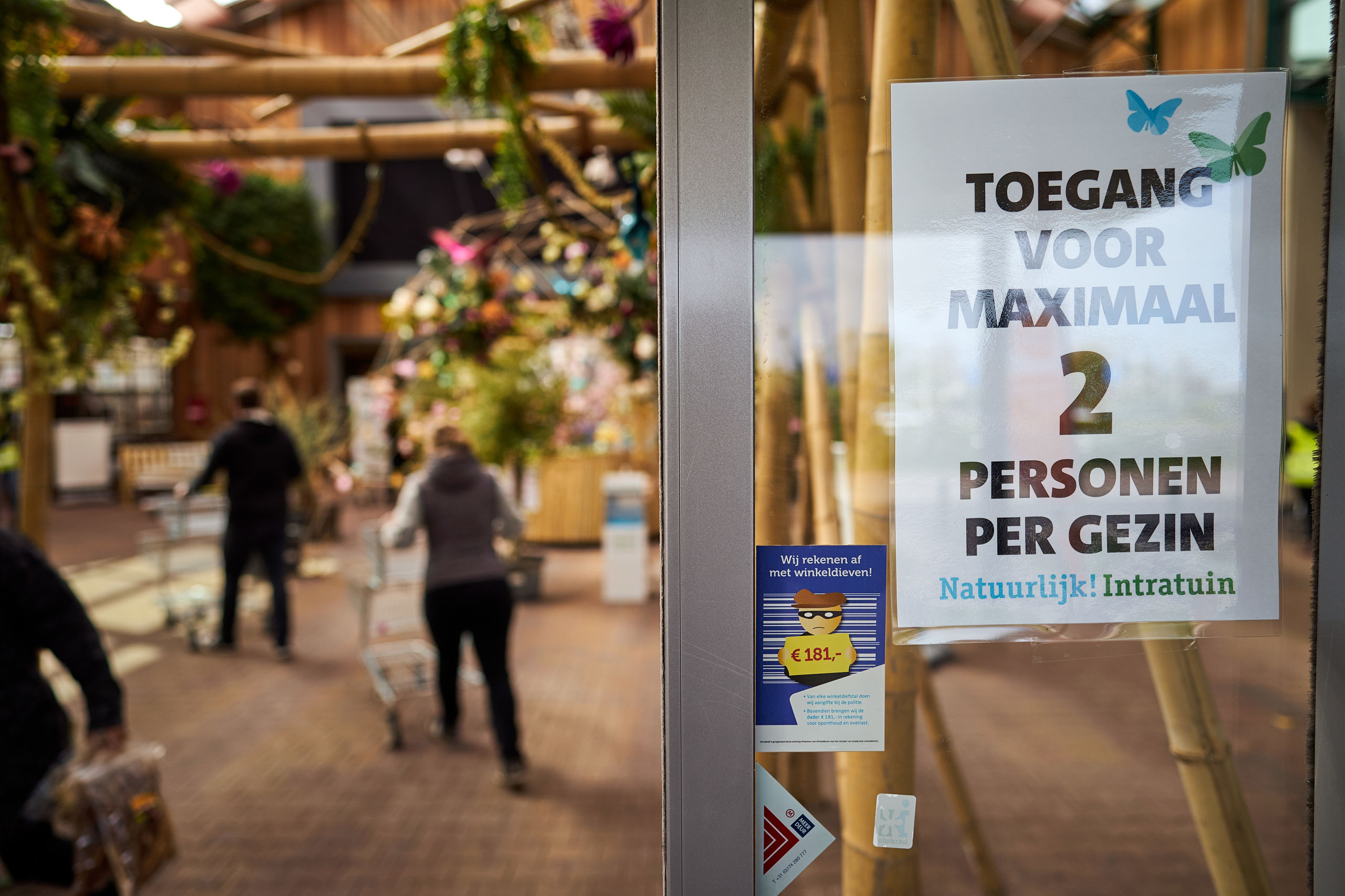 Maatregelen tegen het coronavirus bij een tuincentrum.