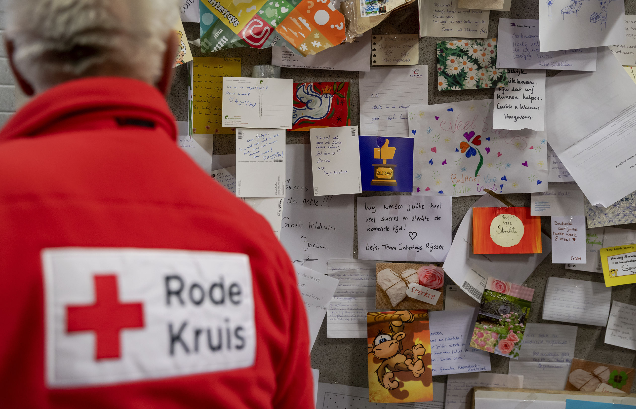 Een vrijwilliger van het Rode Kruis