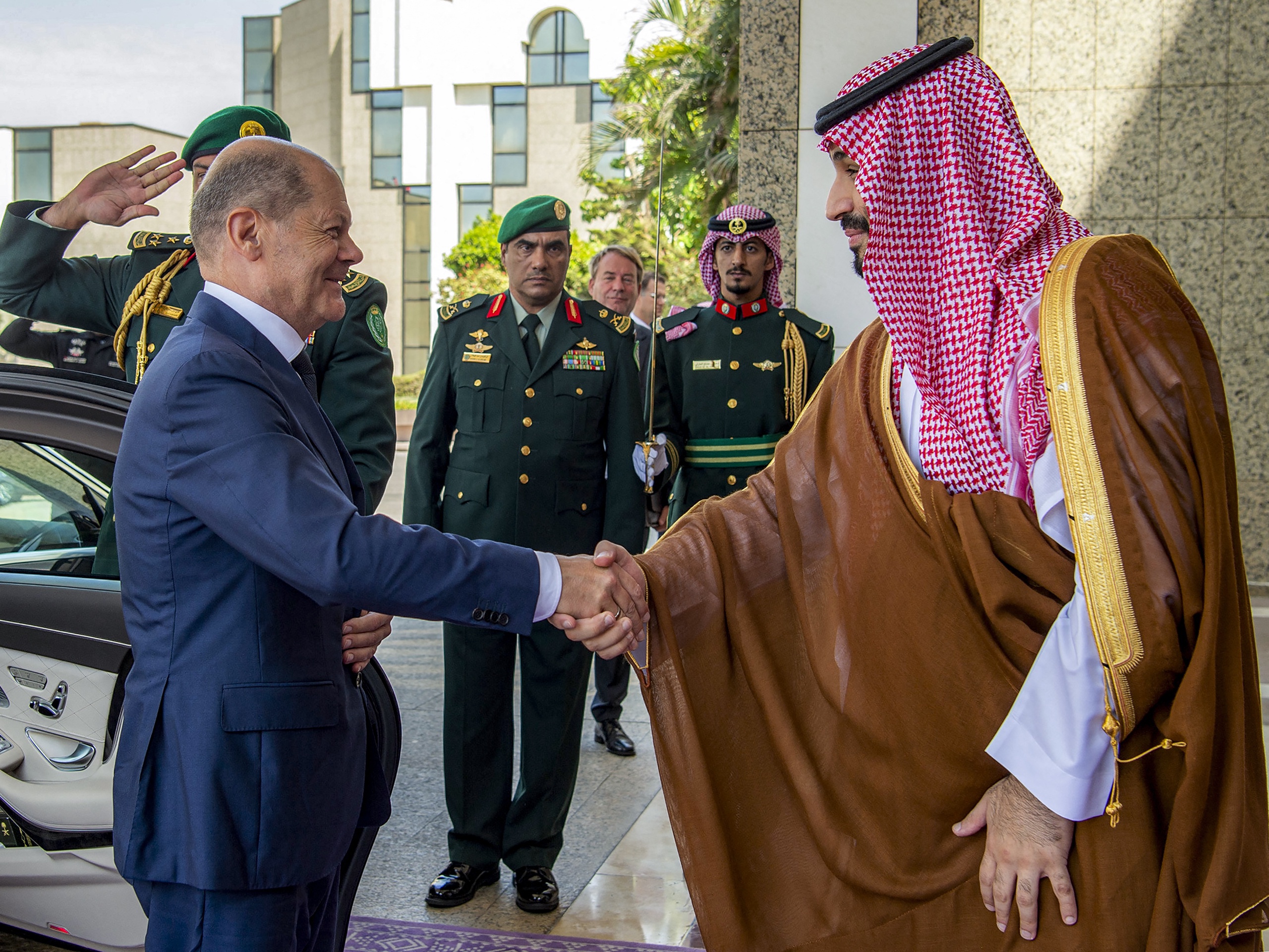 LNG-vriendschap: de Duitse bondskanselier Scholz schudt de hand van de Saoedische kroonprins Mohammed bin Salman in het al-Salam Palace in Jeddah. 