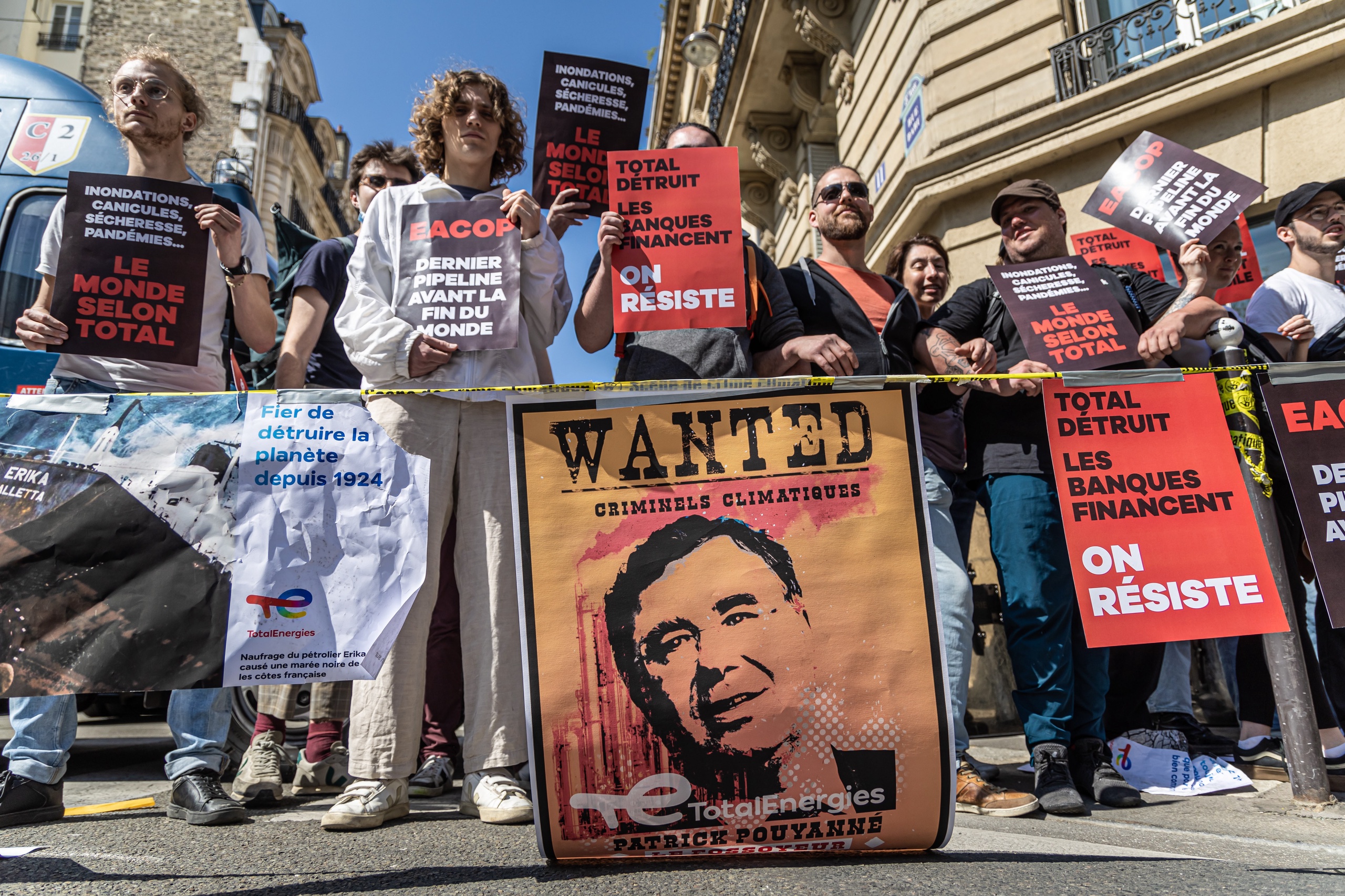 Er waren volop klimaatprotesten bij de aandeelhoudersvergadering van TotalEnergies in Parijs. Het bedrijf zette pepperspray in tegen honderden activisten die de toegang wilden blokkeren.