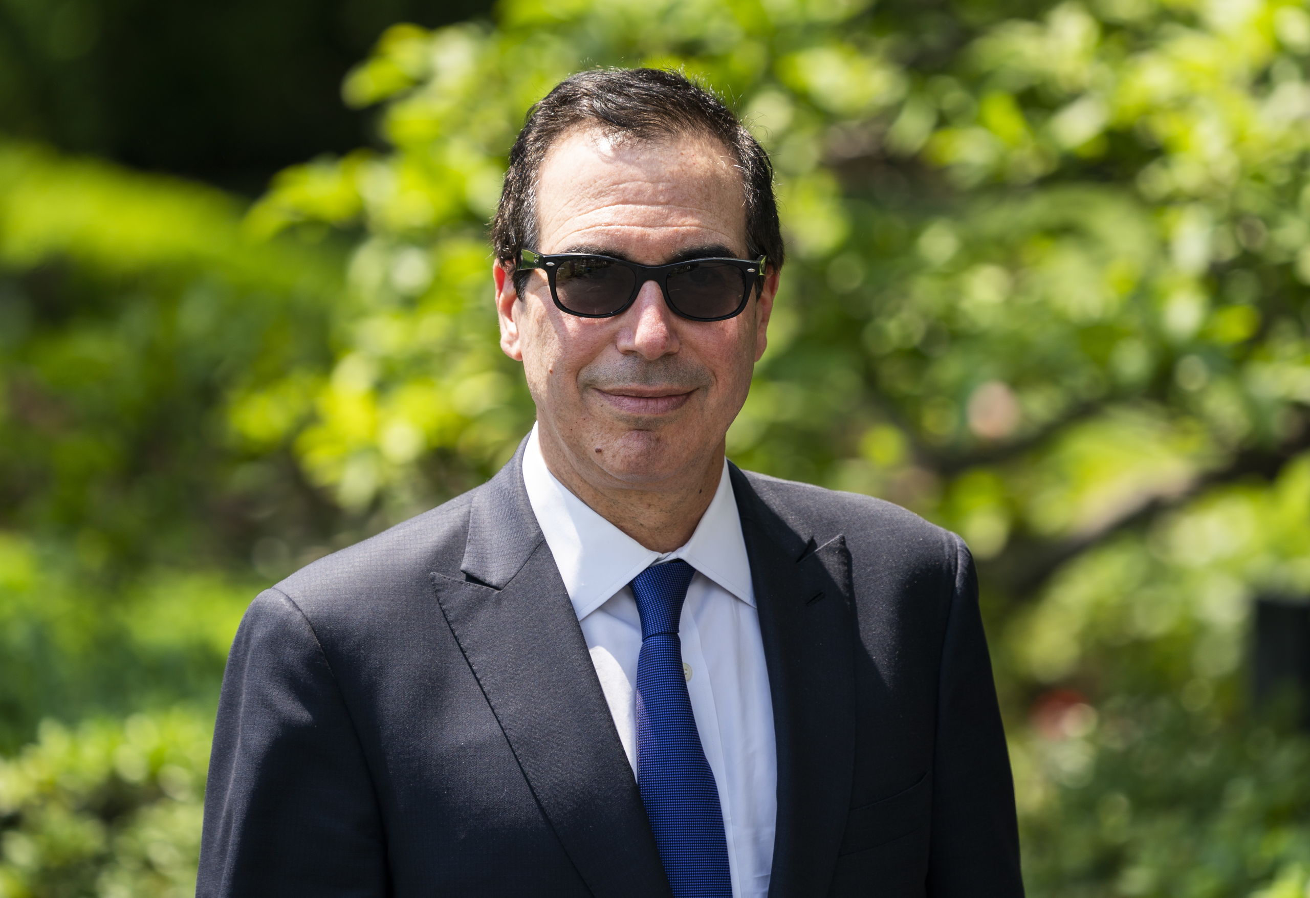 Steve Mnuchin met een zonnebril.