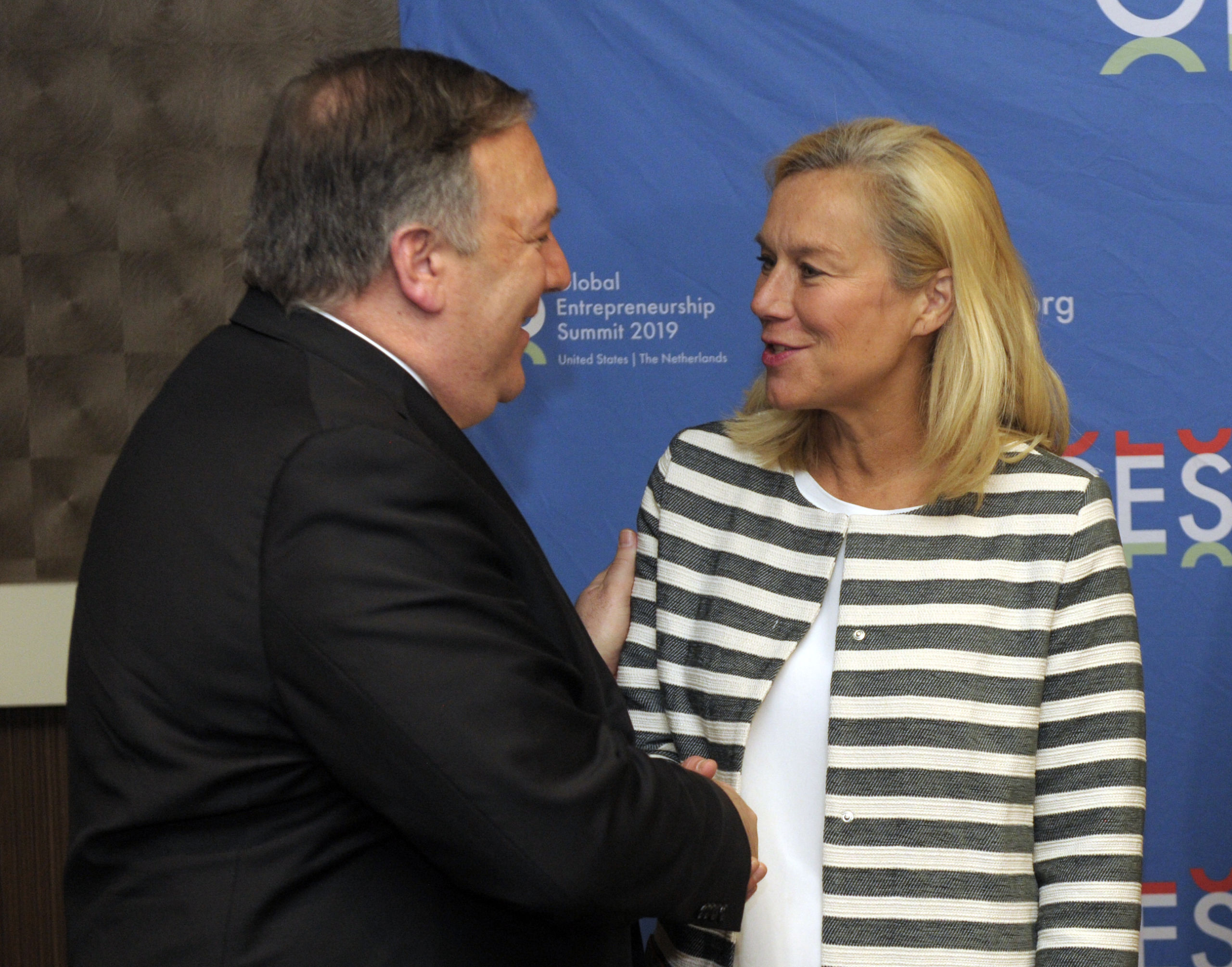Sigrid Kaag, minister voor Buitenlandse Handel en Ontwikkelingssamenwerking, in gesprek met Mike Pompeo, de Amerikaanse minister van Buitenlandse Zaken. 