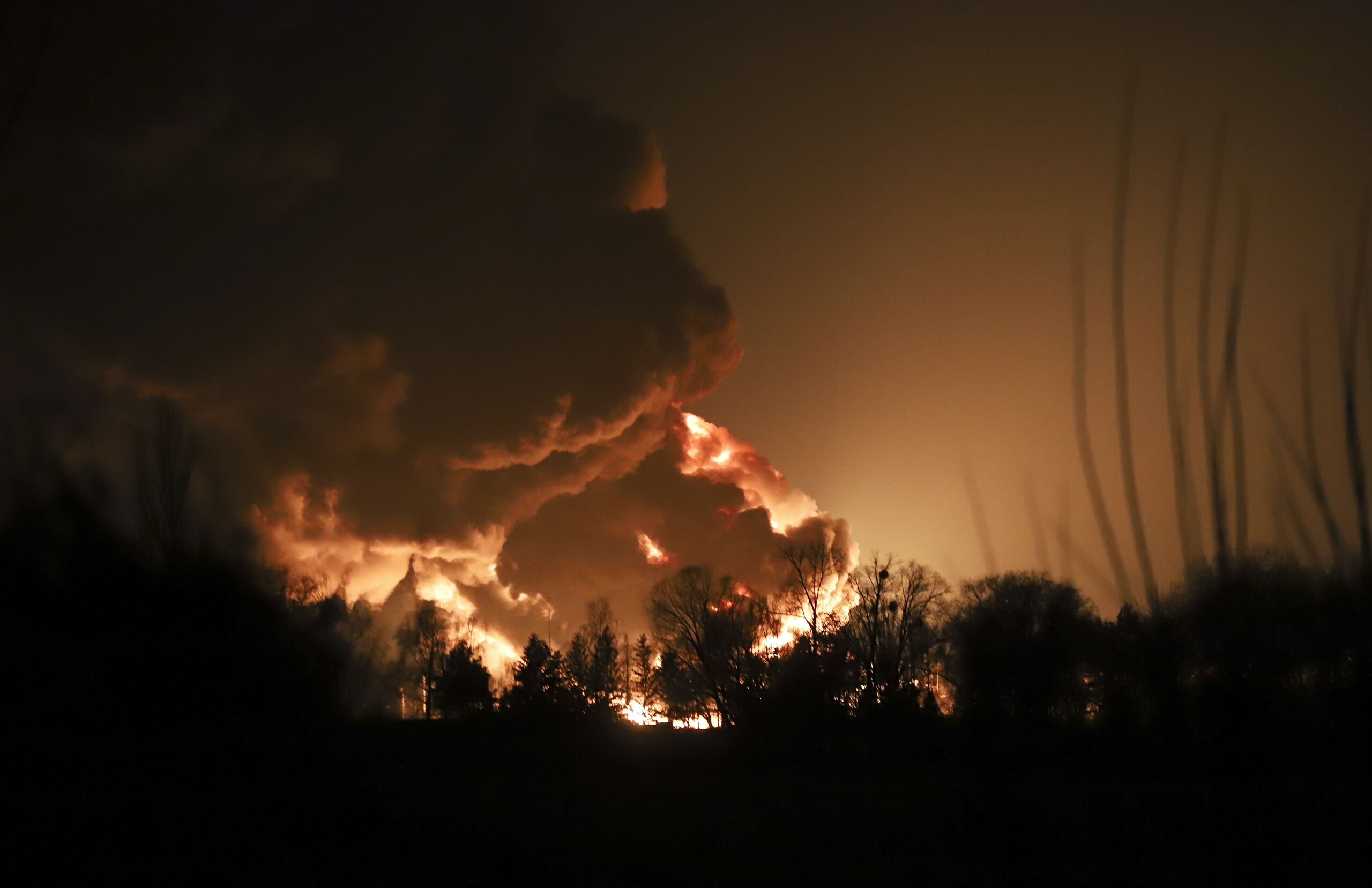 Een oliedepot in Vasylkiv staat in brand