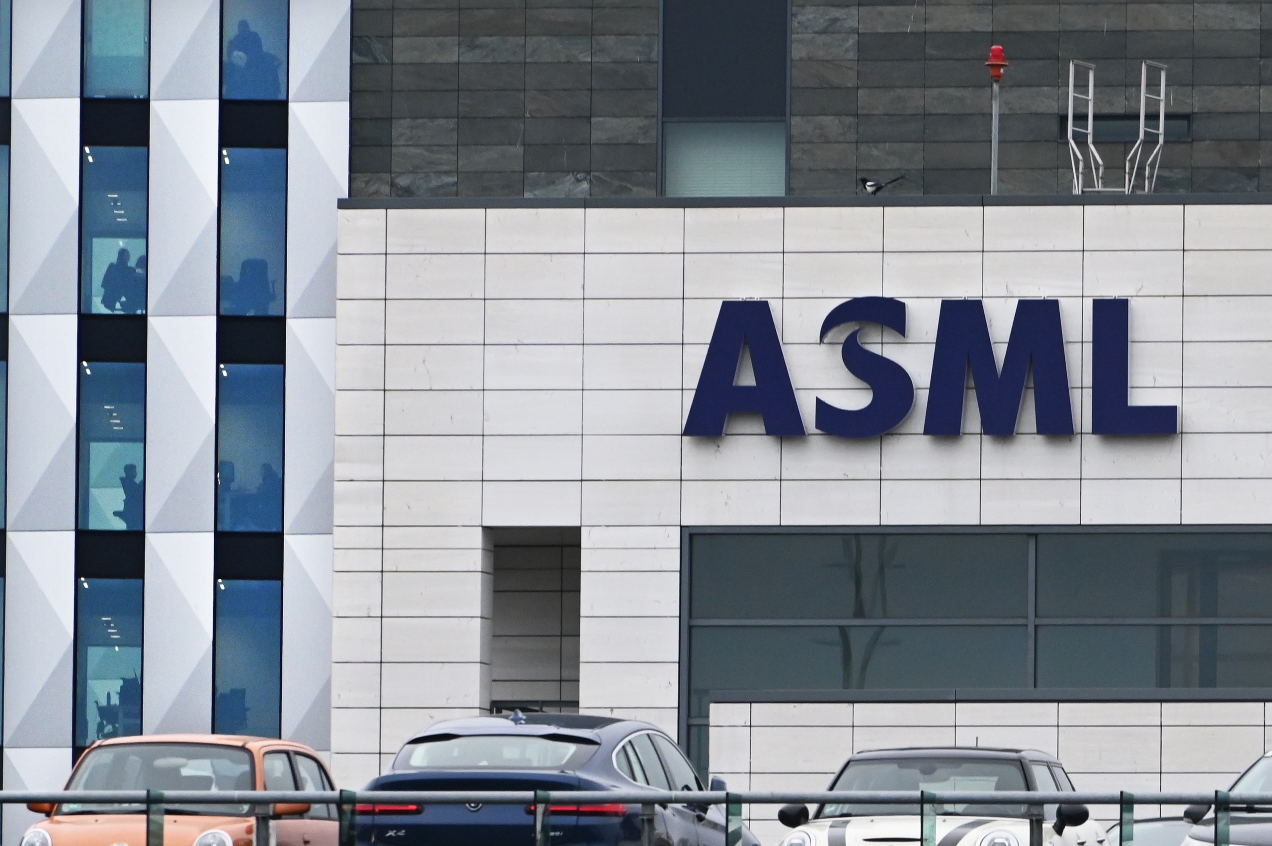 Het kabinet gaat ASML beperkingen opleggen voor de export van chipmachines naar China. 