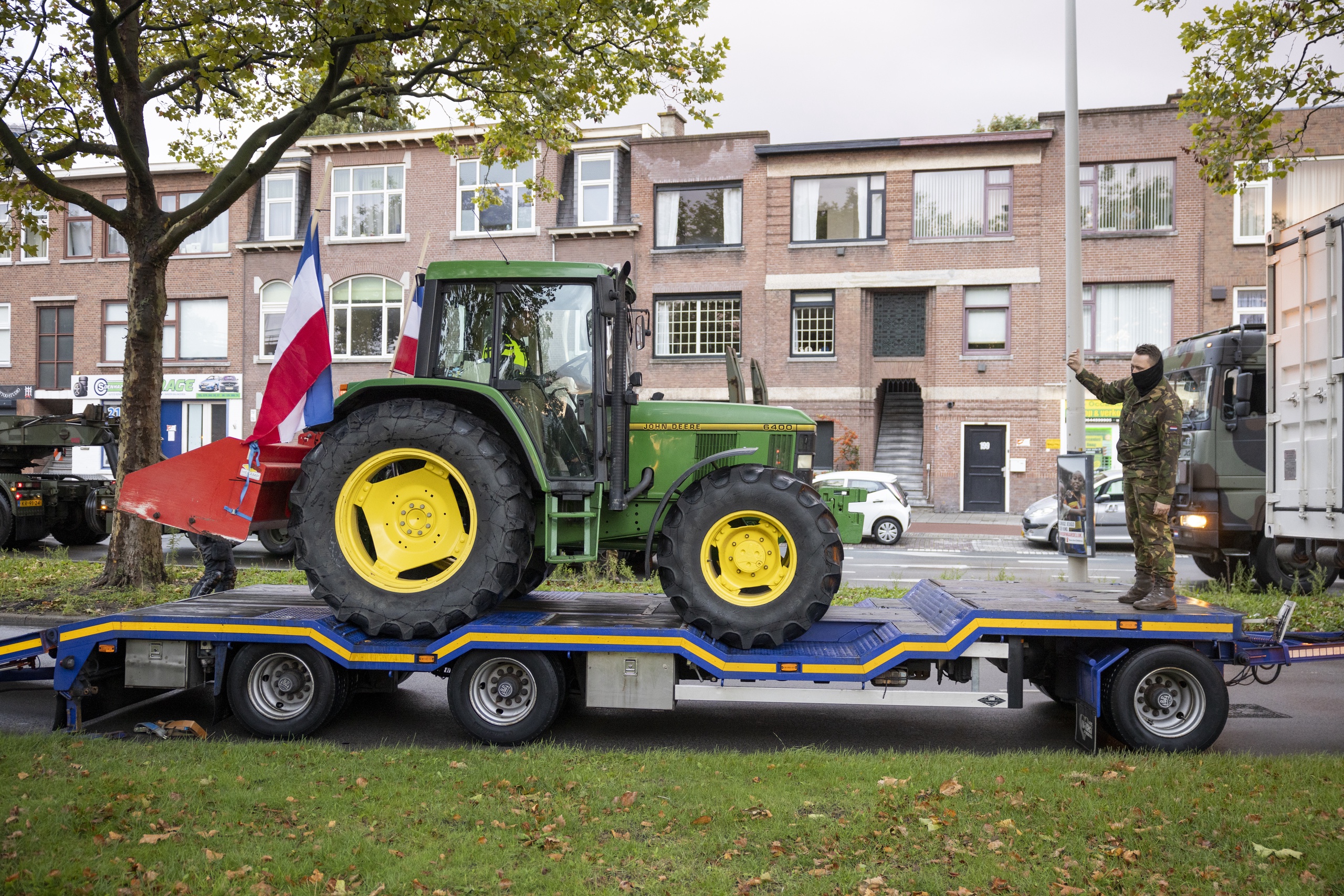 Een trekker wordt in beslag genomen op de Haagse Binckhorstlaan in Den Haag.