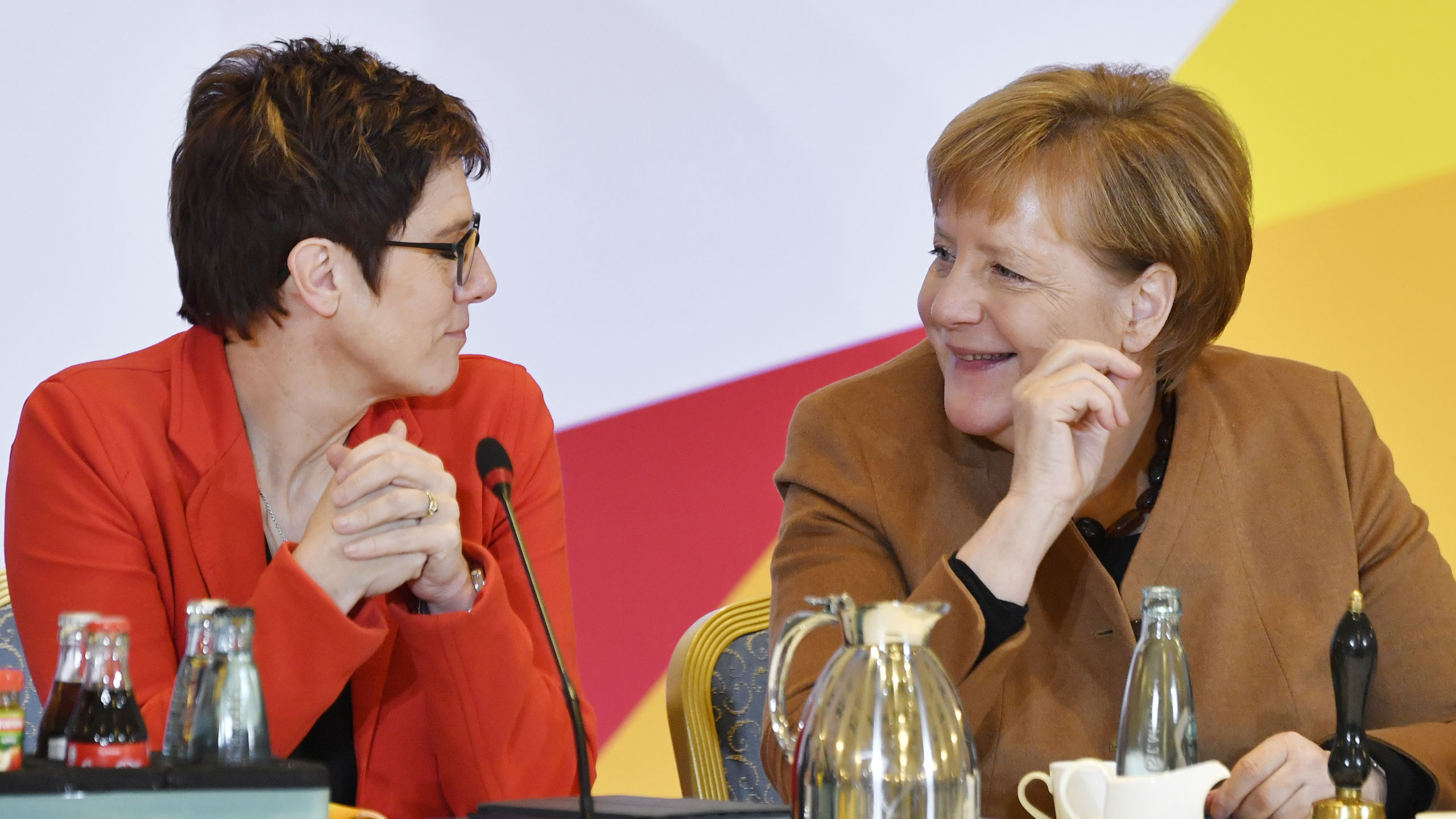 Angela Merkel (R) met Annegret Kramp-Karrenbauer (L) John MACDOUGALL / AFP