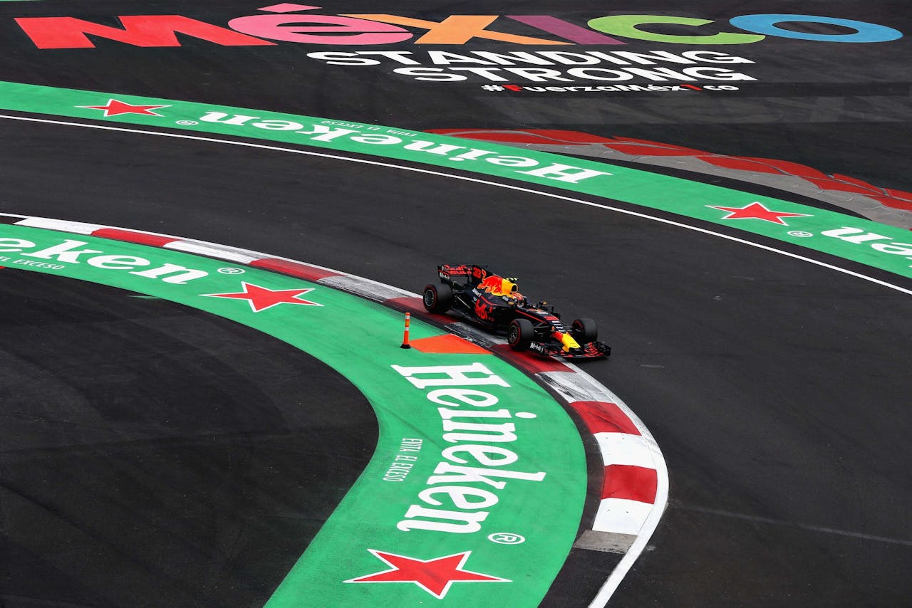 Max Verstappen in actie tijdens de Grand Prix van Mexico die gesponsord wordt door Heineken
