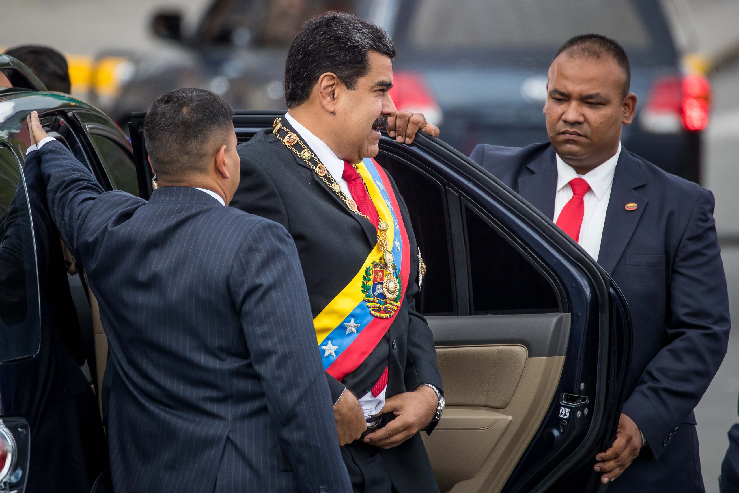 De Venezolaanse president Maduro arriveert bij het evenement waar het incident plaatsvond.