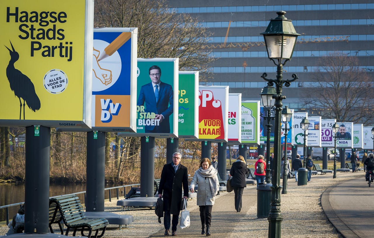 De partijen die meedoen aan de gemeenteraadsverkiezingen in Den Haag, op billboards vlakbij het centraal station.