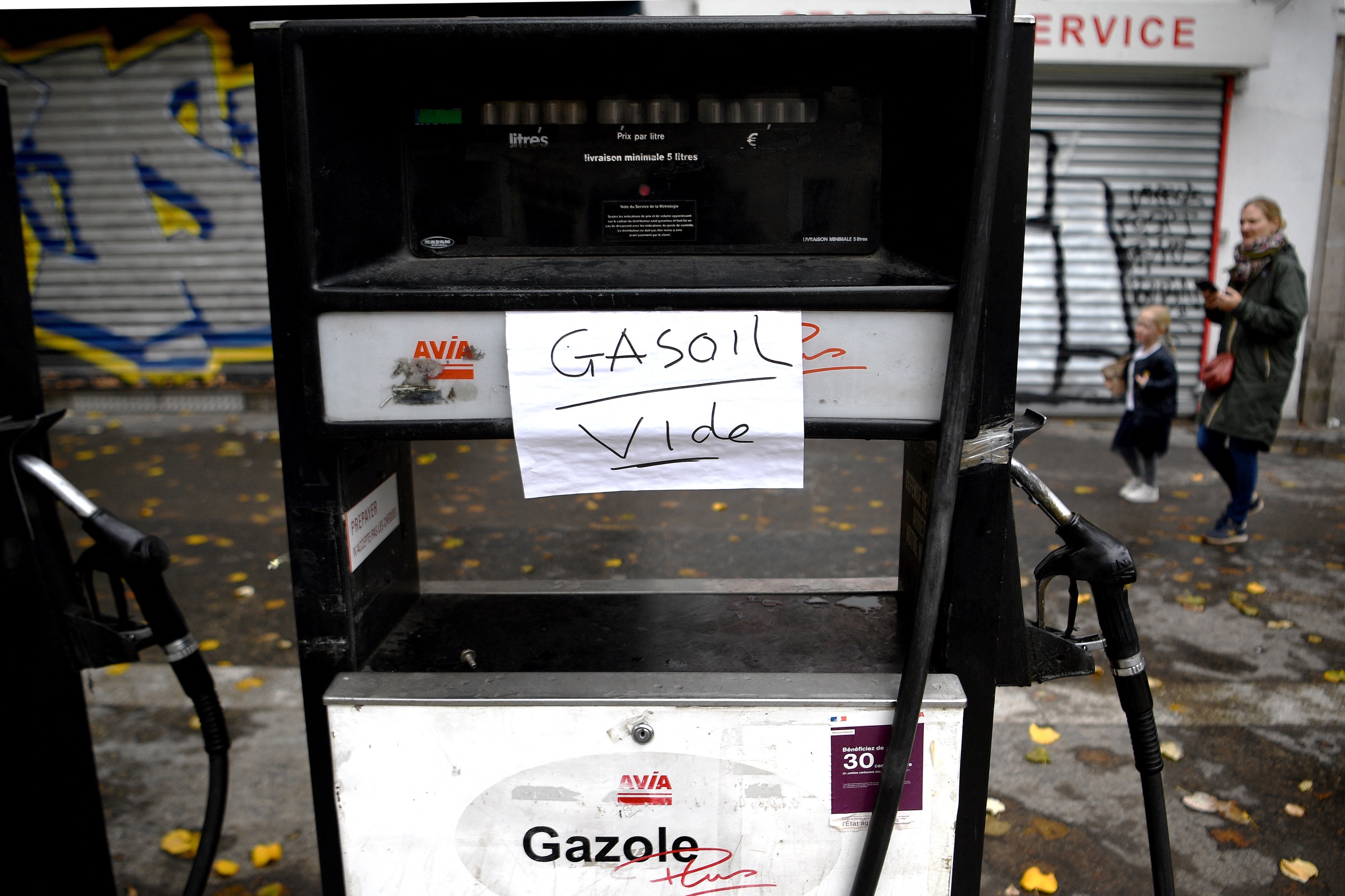 Ongeveer 30 procent van de tankstations in Frankrijk heeft problemen met de levering van een of meerdere brandstoffen. "Dat zijn er te veel", zei de Franse premier. De angst bestaat dat de problemen bij de tankstations de toch al moeizaam draaiende Franse economie verder zullen schaden.