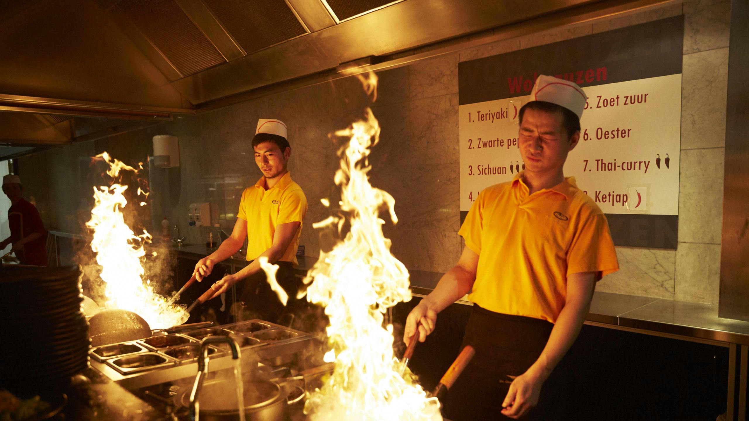 Chinese koks wokken in restaurant De Gouden Wok in het Zuiderpark in Den Haag.