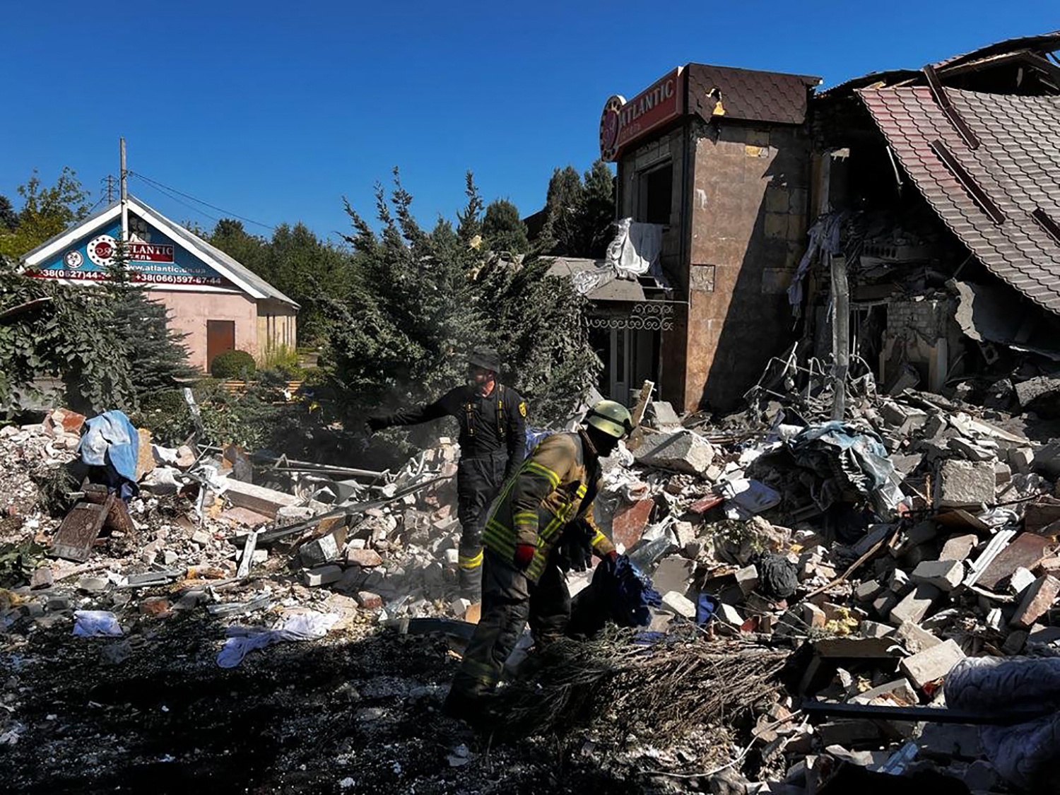 Reddingsmedewerkers ruimen puin bij een door Russische raketten vernietigd hotel in Bakhmut, Donetsk regio.
