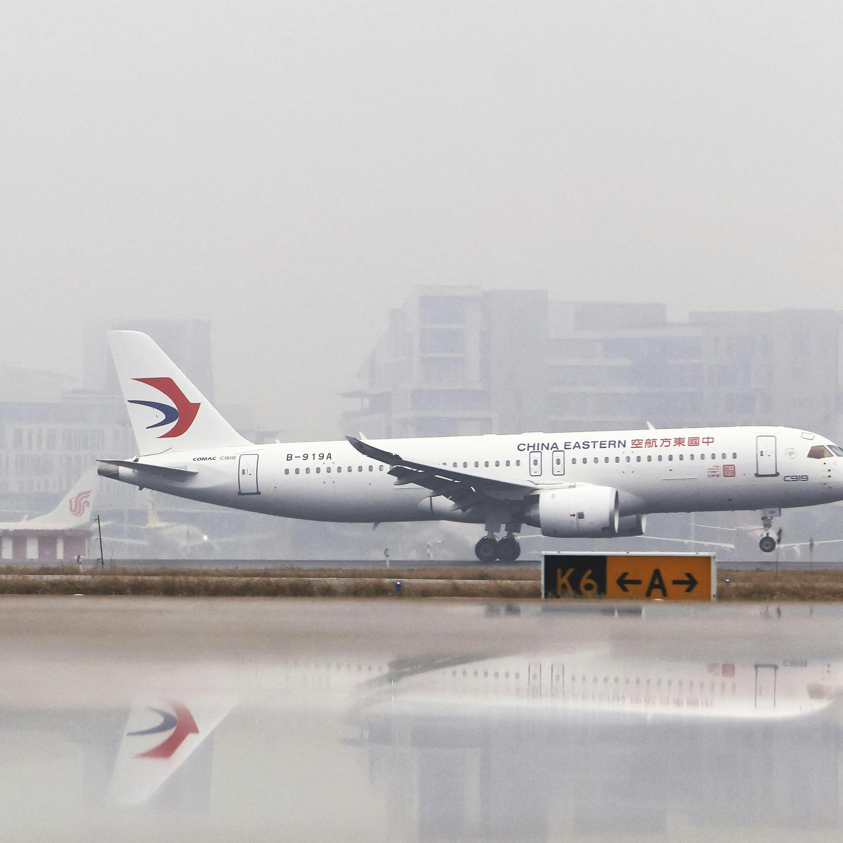 Eerste vlucht passagiersvliegtuig C919 van Chinese rivaal Boeing