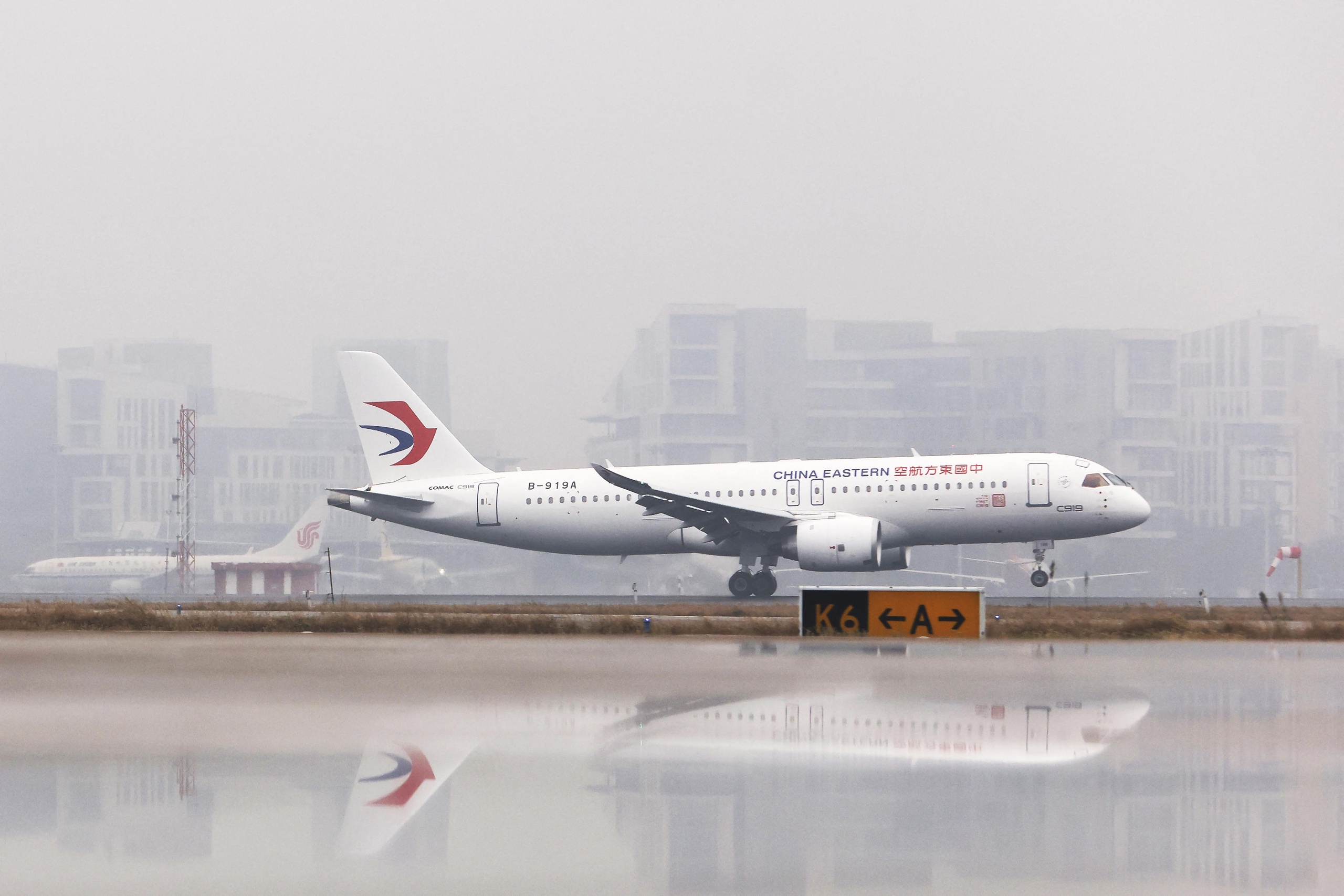 Luchtvaartmaatschappij China Eastern Airlines voert zondag de eerste commerciële vlucht uit met een C919 van de Chinese vliegtuigbouwer Comac. De C919 is de Chinese versie van de Boeing 737 en daarmee gaat Comac de concurrentie aan met de Amerikaanse vliegtuigbouwer en ook het Europese Airbus.