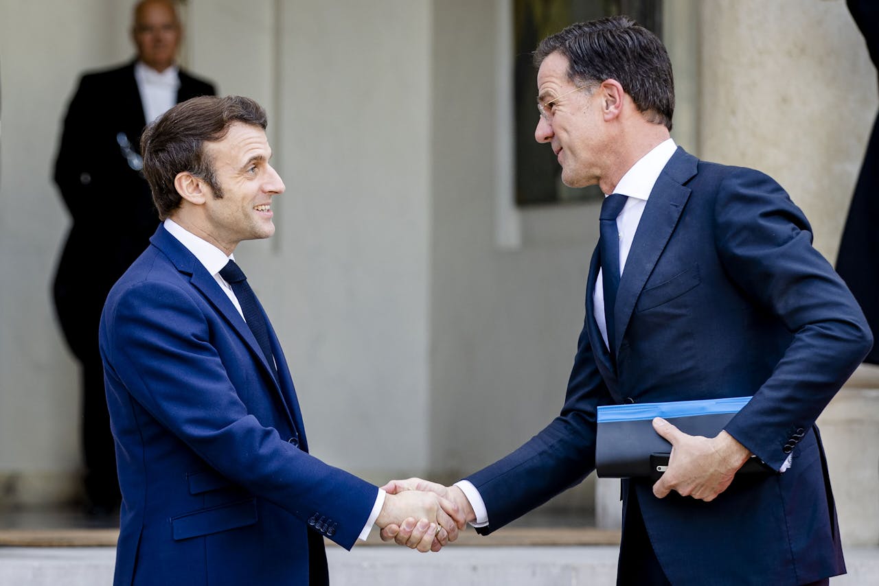 Premier Mark Rutte en de Franse president Emmanuel Macron nemen afscheid bij het Elysee-paleis.